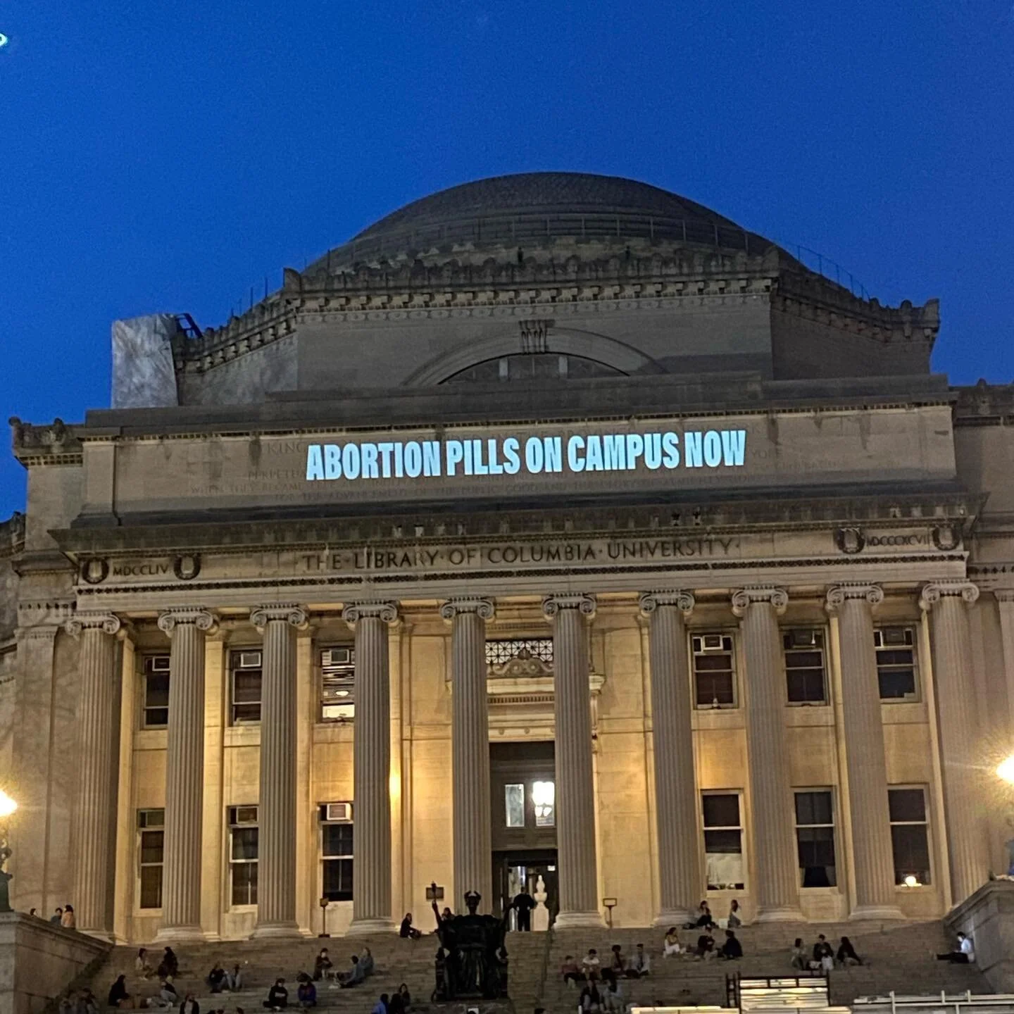 A group of grad students organized this projection with @the.illuminator in support of medication abortion on campus (sign our petition in the link in our bio)!! However, about 30 mins in, a group of anti-choice students blocked the projection and be