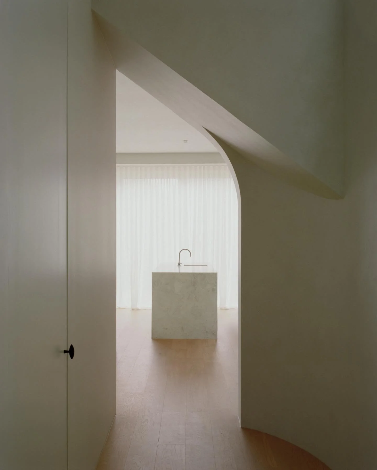 Middle Park entryway, formed beneath the existing staircase 

Builder: @hamcongroup 
Interiors: @annie_mac__ 
Photos: @piercarthew