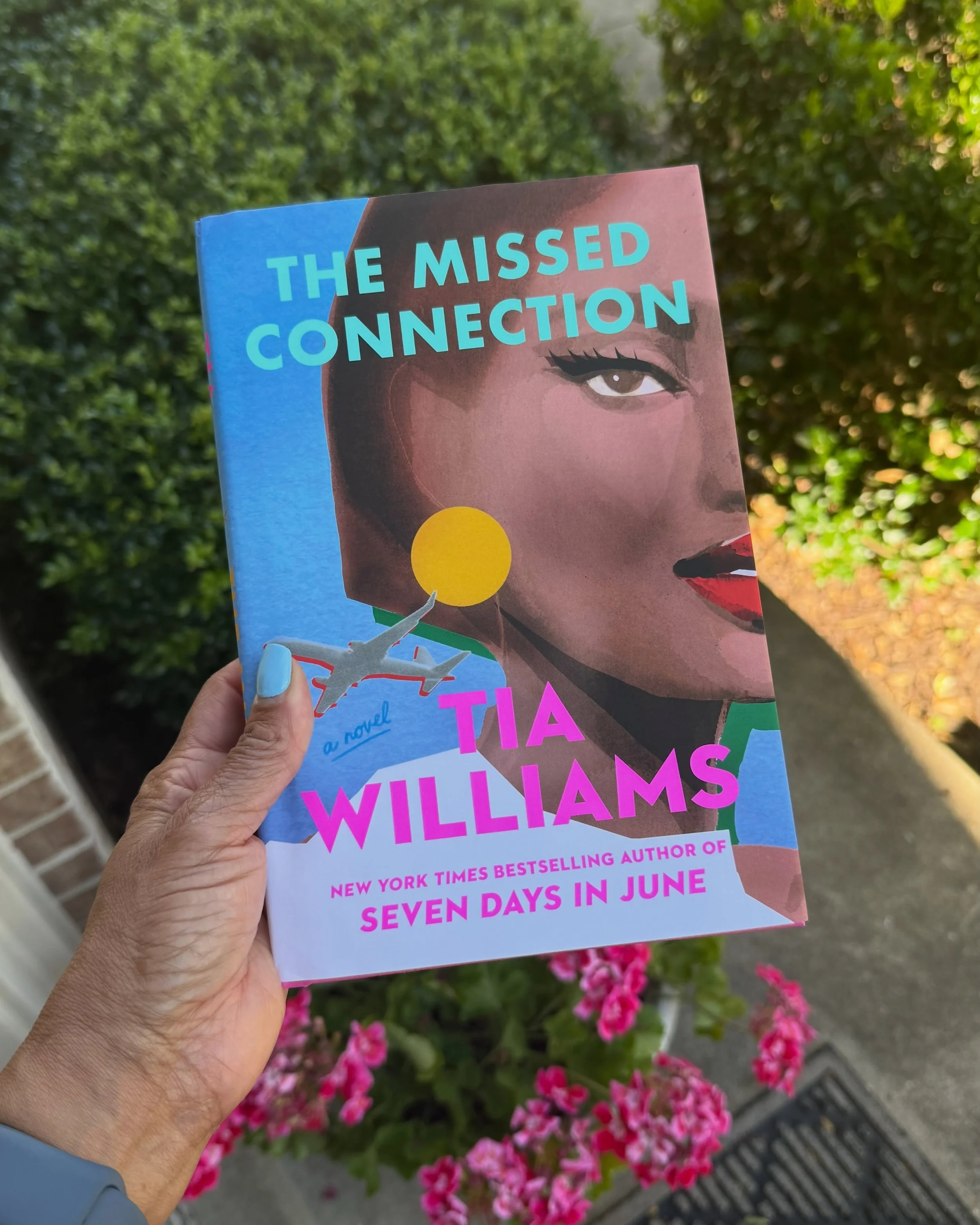 ☀️📚 SUMMER SPOTLIGHT 📚☀️

Summer officially begins tomorrow, and today&rsquo;s spotlight is a book that&rsquo;s already generating plenty of buzz &mdash; THE MISSED CONNECTION by @tiawilliamswrites. ✈️☀️

When casting agent Sasha Cruz meets a capti