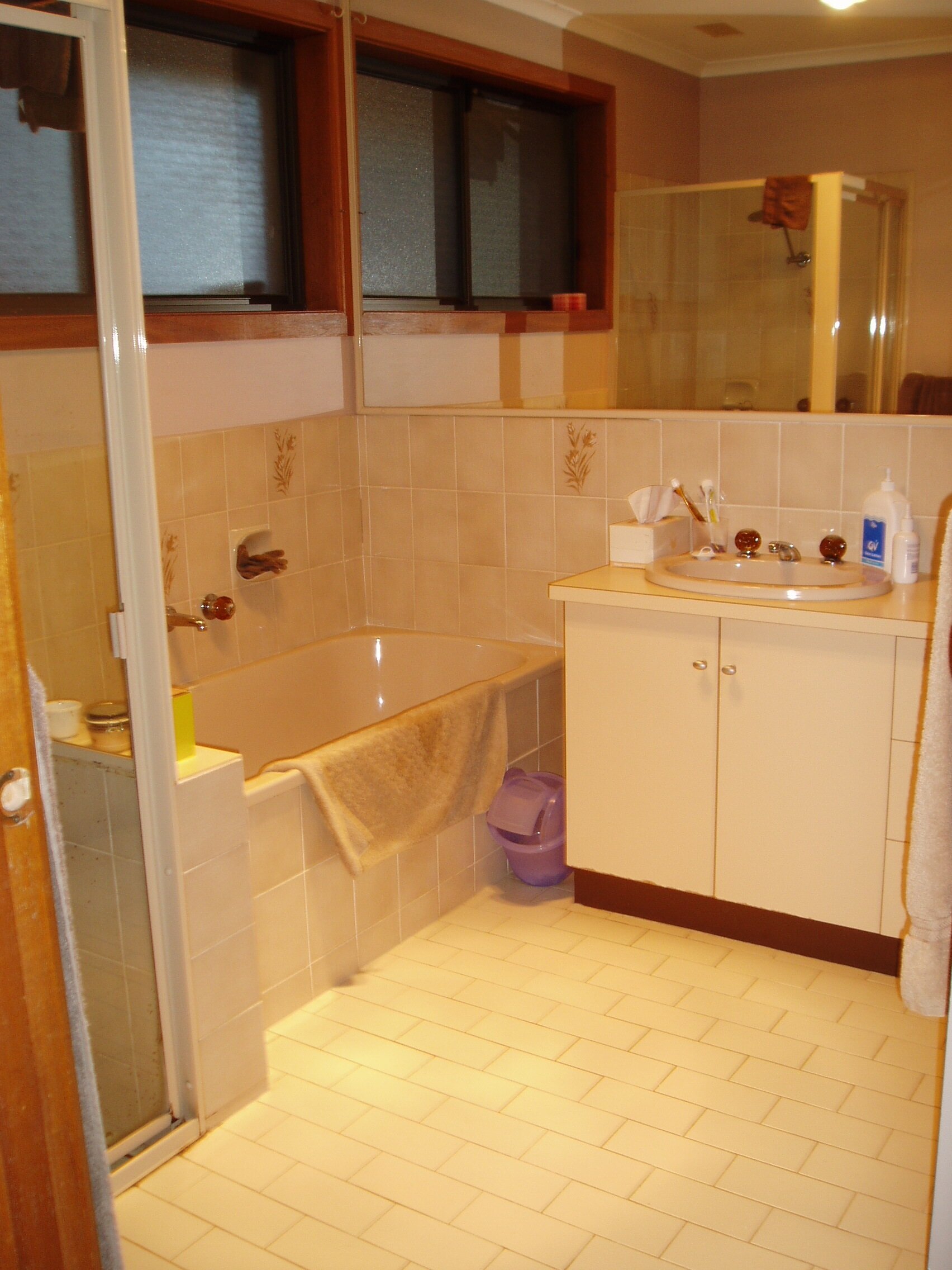 Altona Meadows - bathroom (BEFORE)