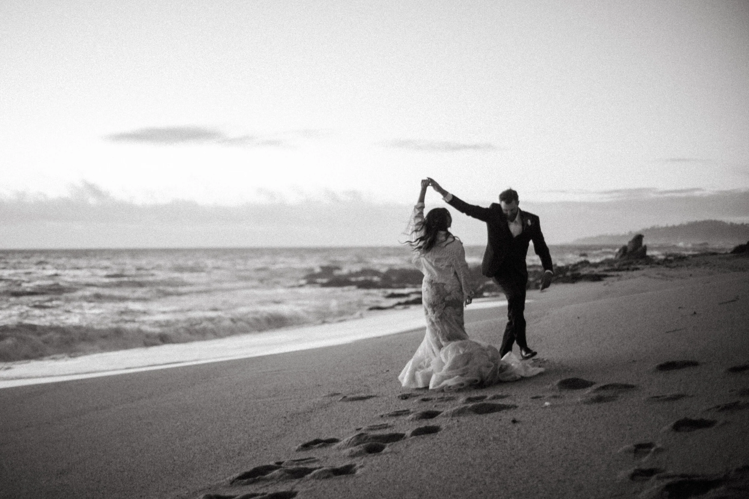 newlywed couple dancing on the beach in Big Sur in black and white 10 reasons to elope by Andrea Vodickova