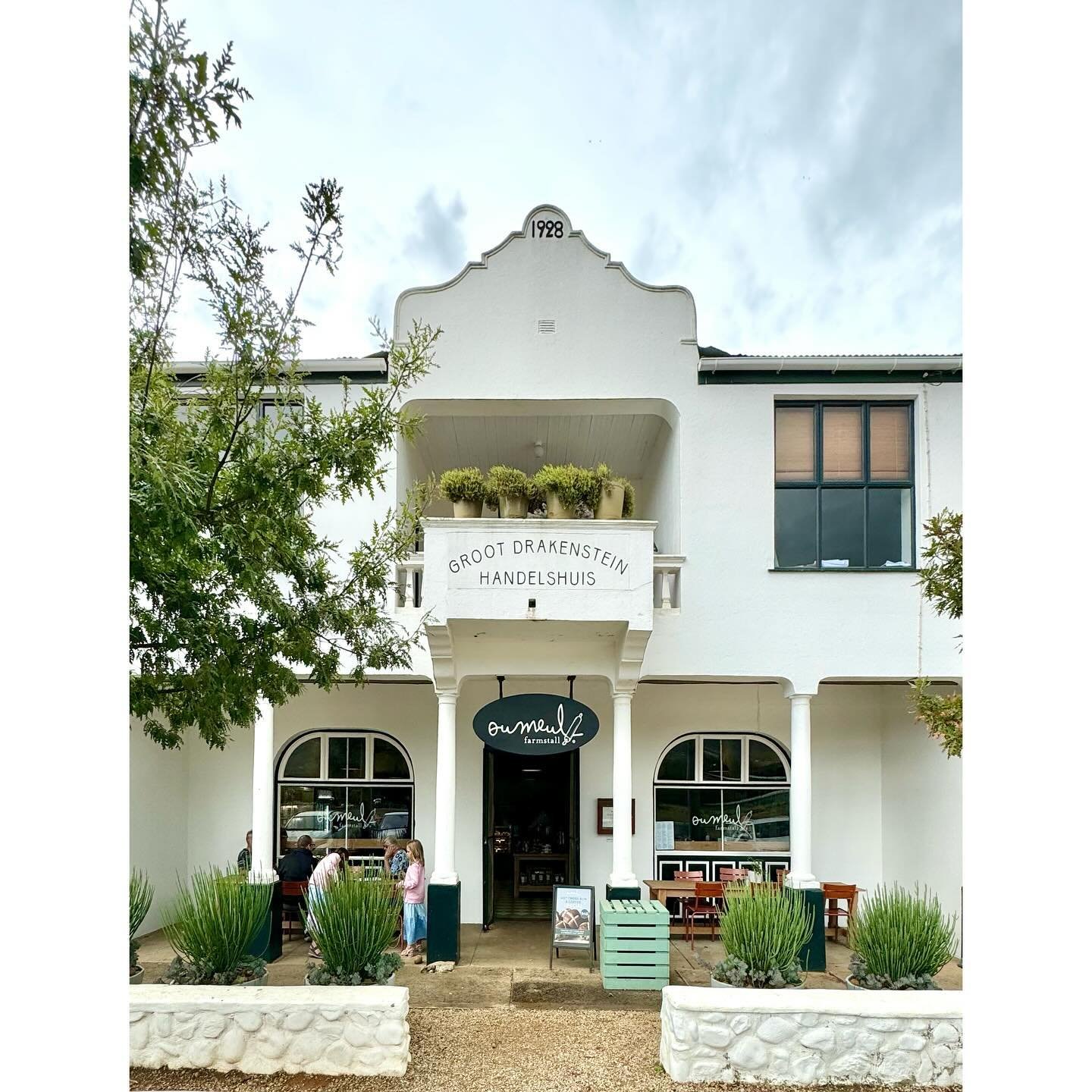 Pop into @oumeulbakery for a yummy pie at the bakery and a wander though the beautiful grounds and garden for some inspo. Then into @barn_and_werf for some antique wares.
.
.
.
.
#oumeilbakkery #capetown #southafrica #antiques #barnandwerf #discovers