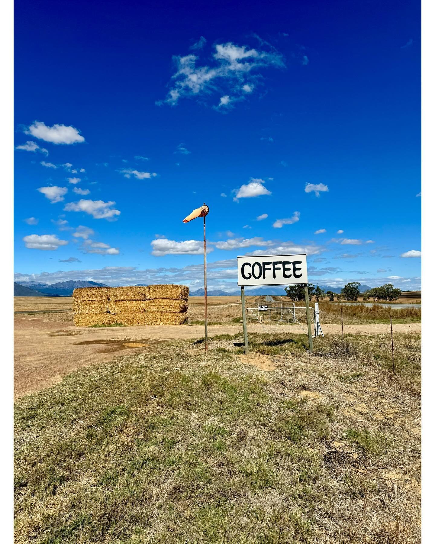 Just off the R44 about 10 miles north of Wellington is this roadside coffee stop @moralecoffeetogo nothing but fields and endless views of the mountains. I just love this place.
.
.
.
.
.
#coffee #roadside #wellington #capetown #southafrica #sa #road