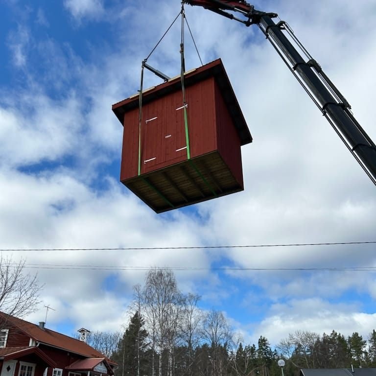 Kran kommer lastad! Med vad&aring;?

R&ouml;&acute;m&aring;lat utedass med dubbeld&ouml;rr.