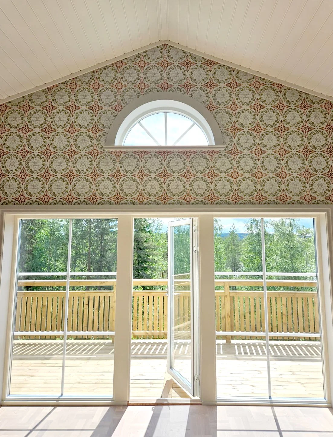 Torp öppet upp till nock med glaspartier.