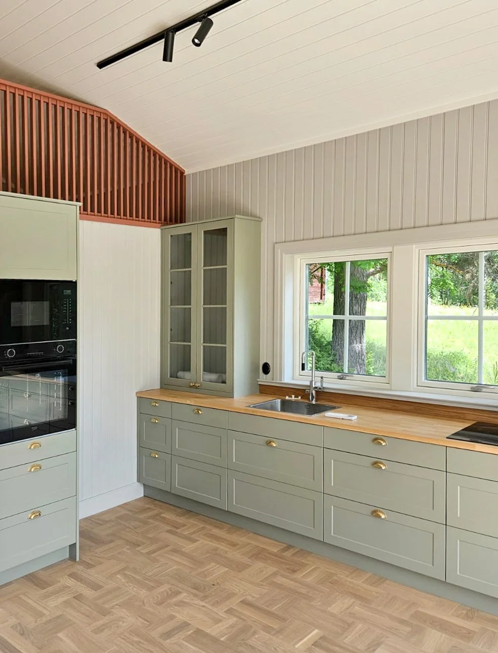 Nytt kök i gammal stil med panel på väggarna