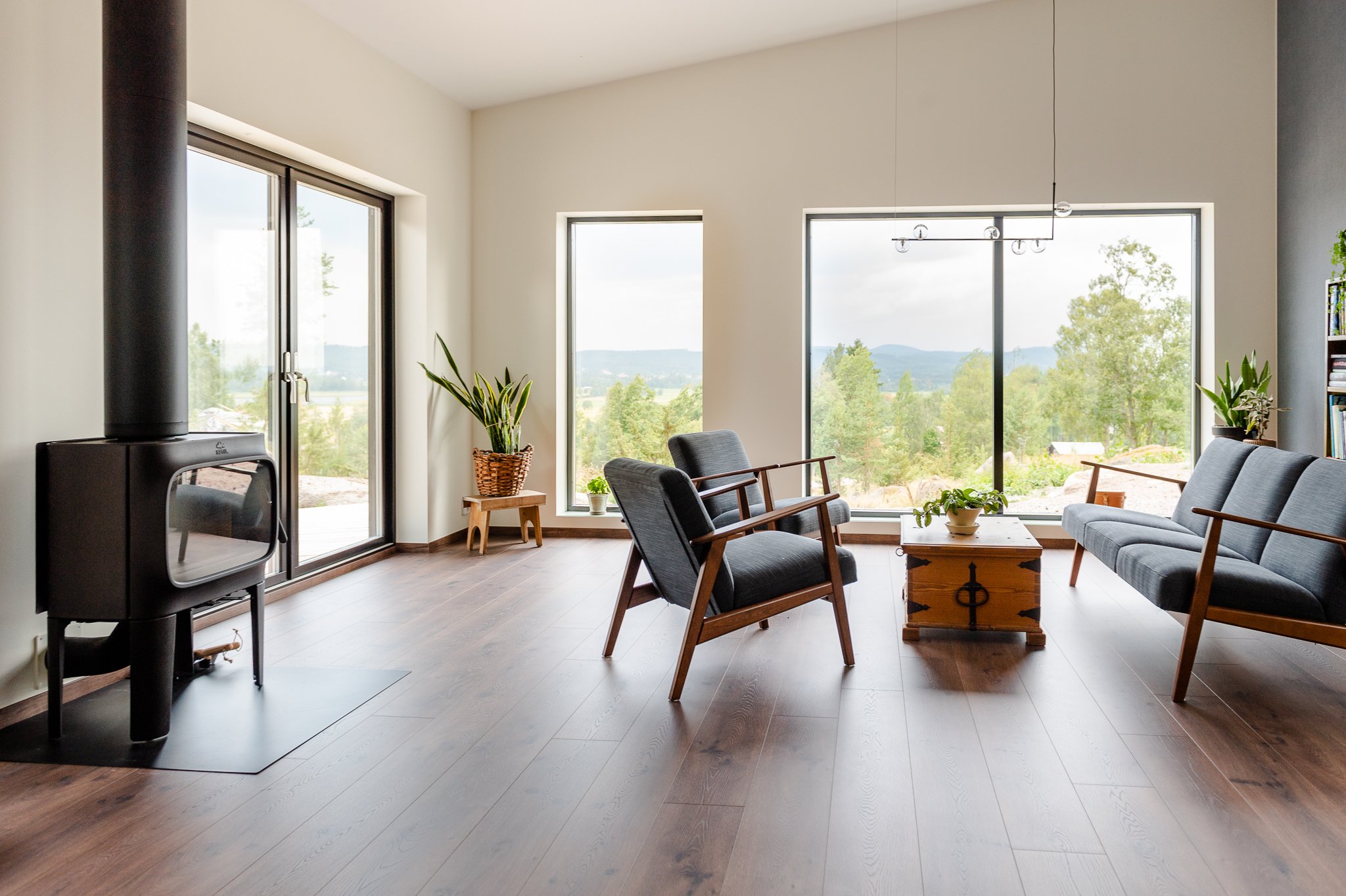 Öppen planlösning, vardagsrum med kamin