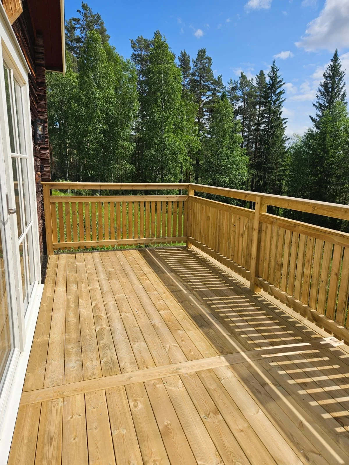 Stor terrass till timrat torp