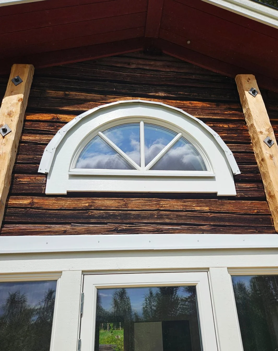 Bågformat fönster för ljusinsläpp.