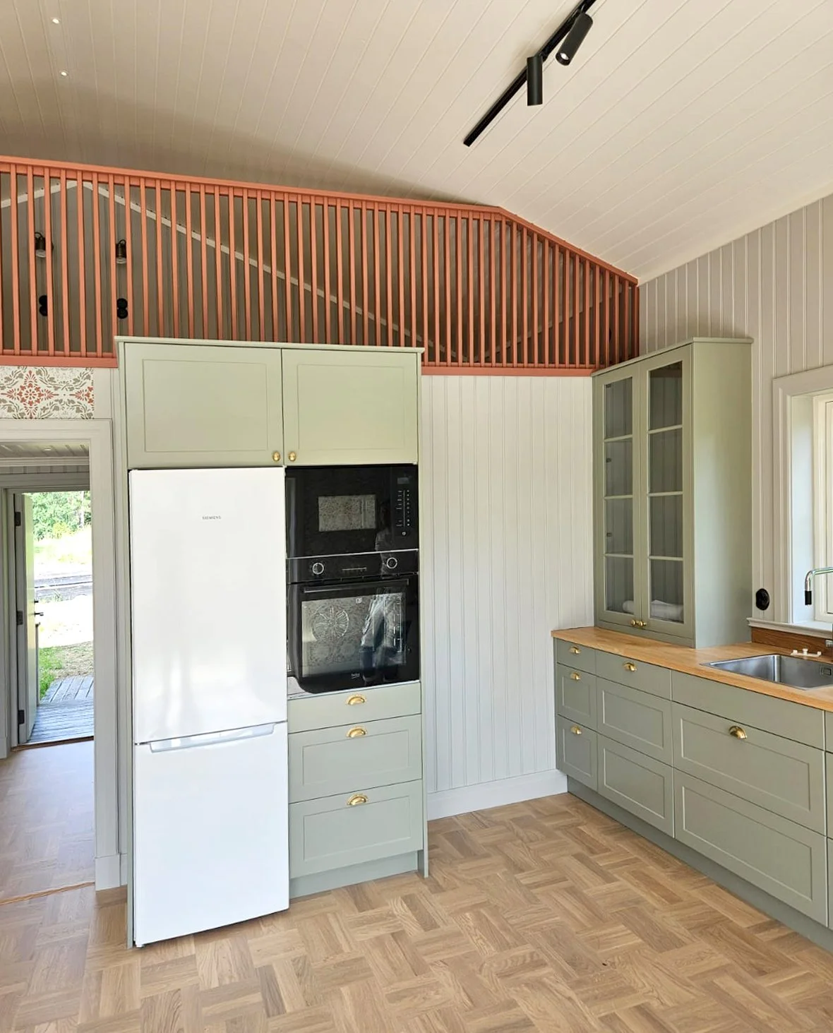 nytt kök i gammal stil i timrat torp