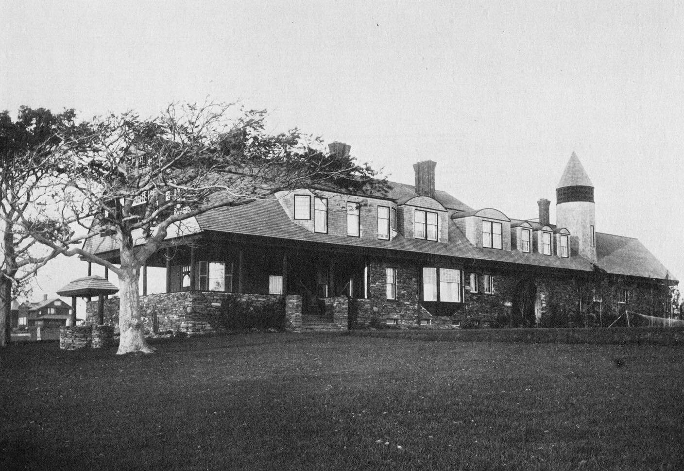 Yesterday and Today (literally!)&hellip; timeless beauty!
.
.
.
The Lyman C. Josephs House, also known as Louisiana, is a historic home at 438 Wolcott Avenue in Middletown, Rhode Island. Architect Clarence Luce designed the house, which was built in 