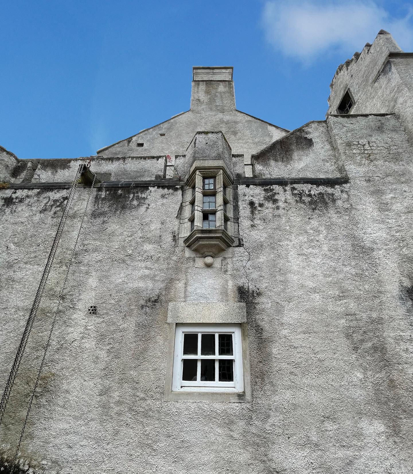 Legendary architecture is timeless!
.
.The great English architect Sir Edwin Lutyens in 1911 restyled the 14th-century castle Howth, overlooking Ireland's Eye and the north Dublin coastline. The estate includes much of the peninsula of Howth Head, in