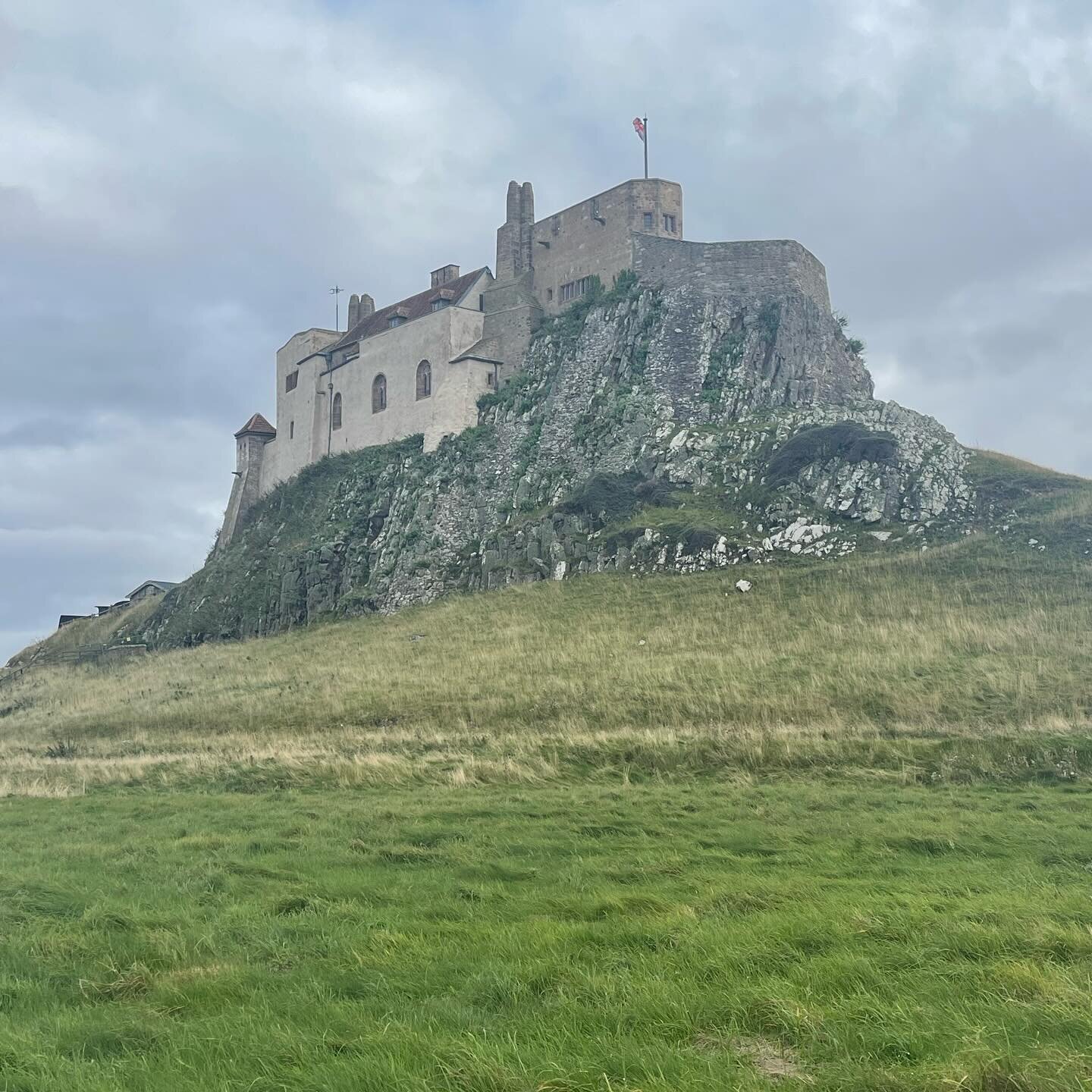 No style here&hellip; just beauty&hellip;. Historic Lindisfarne Castle renovated by Edwin Lutyens with gardens by Gertrude Jekyll. Picture taken today on tour with @lutyens_trust_america 
.
.
.
#architecturaldelight #edwinlutyens #castle #lindisfarne