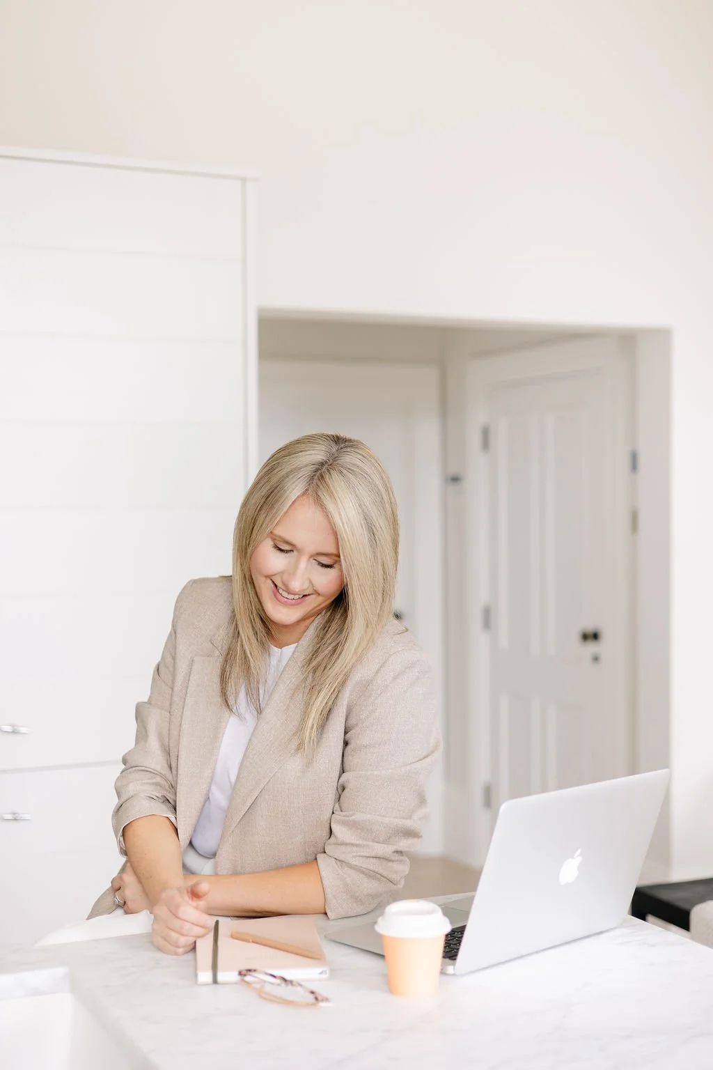Lindsey Garvey, virtual assistant and Dubsado specialist for photographers and creative businesses