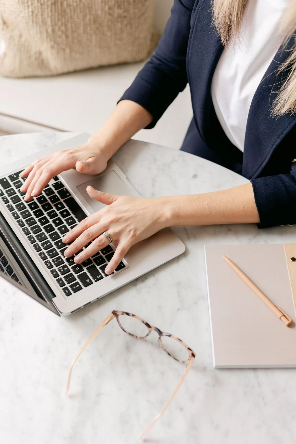 Virtual assistant providing CRM management and inbox support for creative businesses