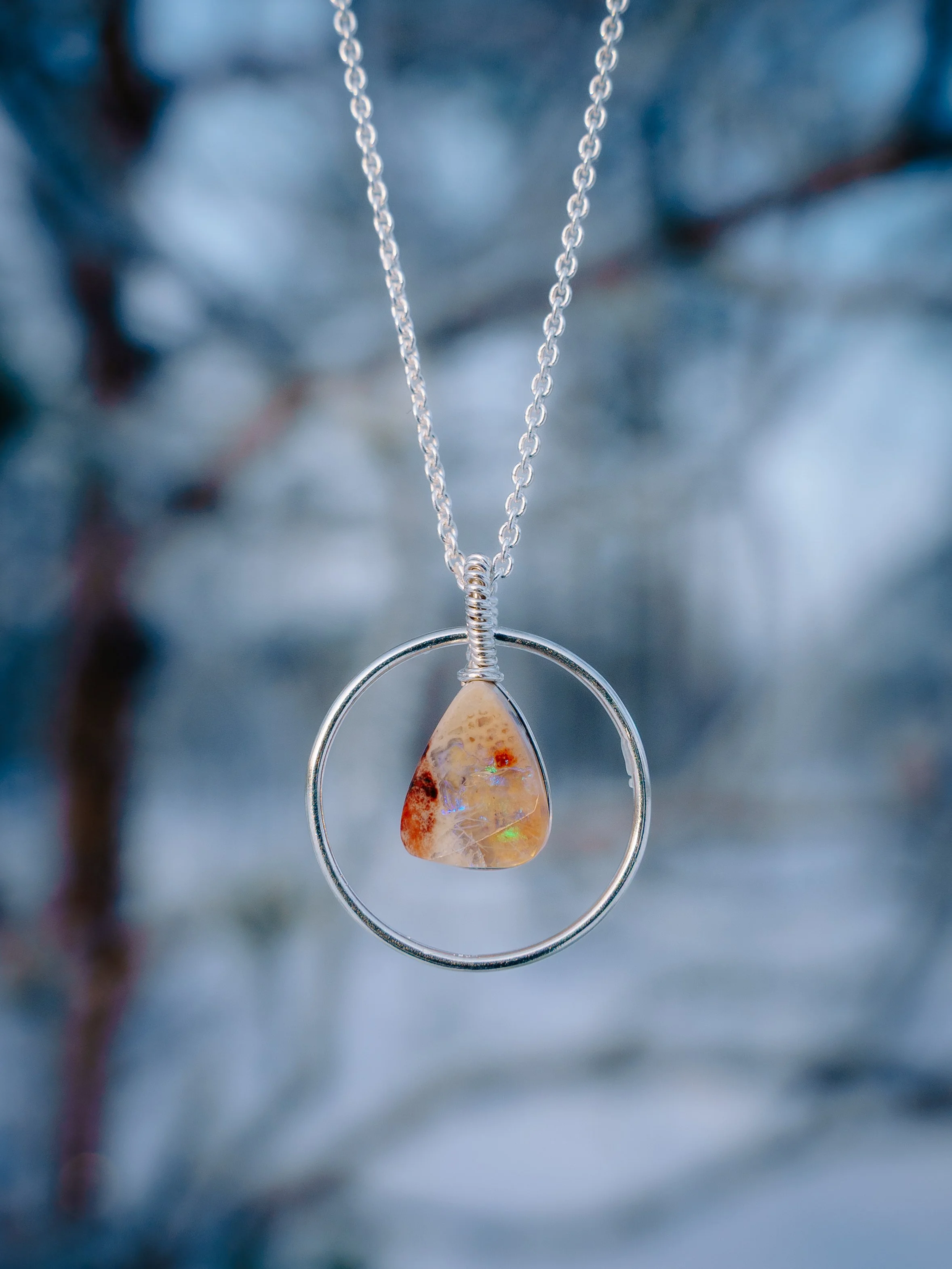 tuliopaali riipus arreola, talvisella taustalla