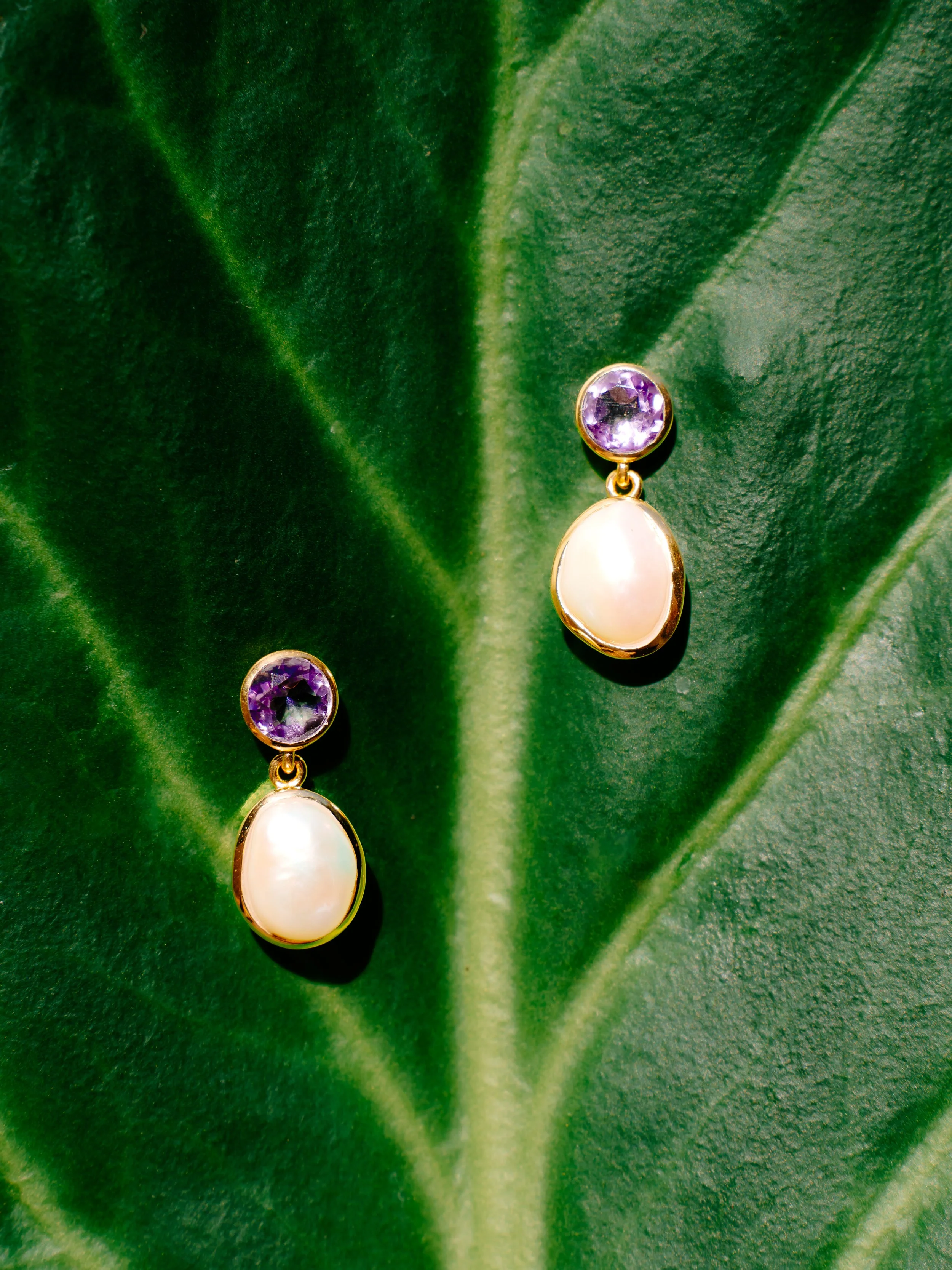 korvakorut seraphine, sateenkaarikuukivi, ametisti, vihreä tausta