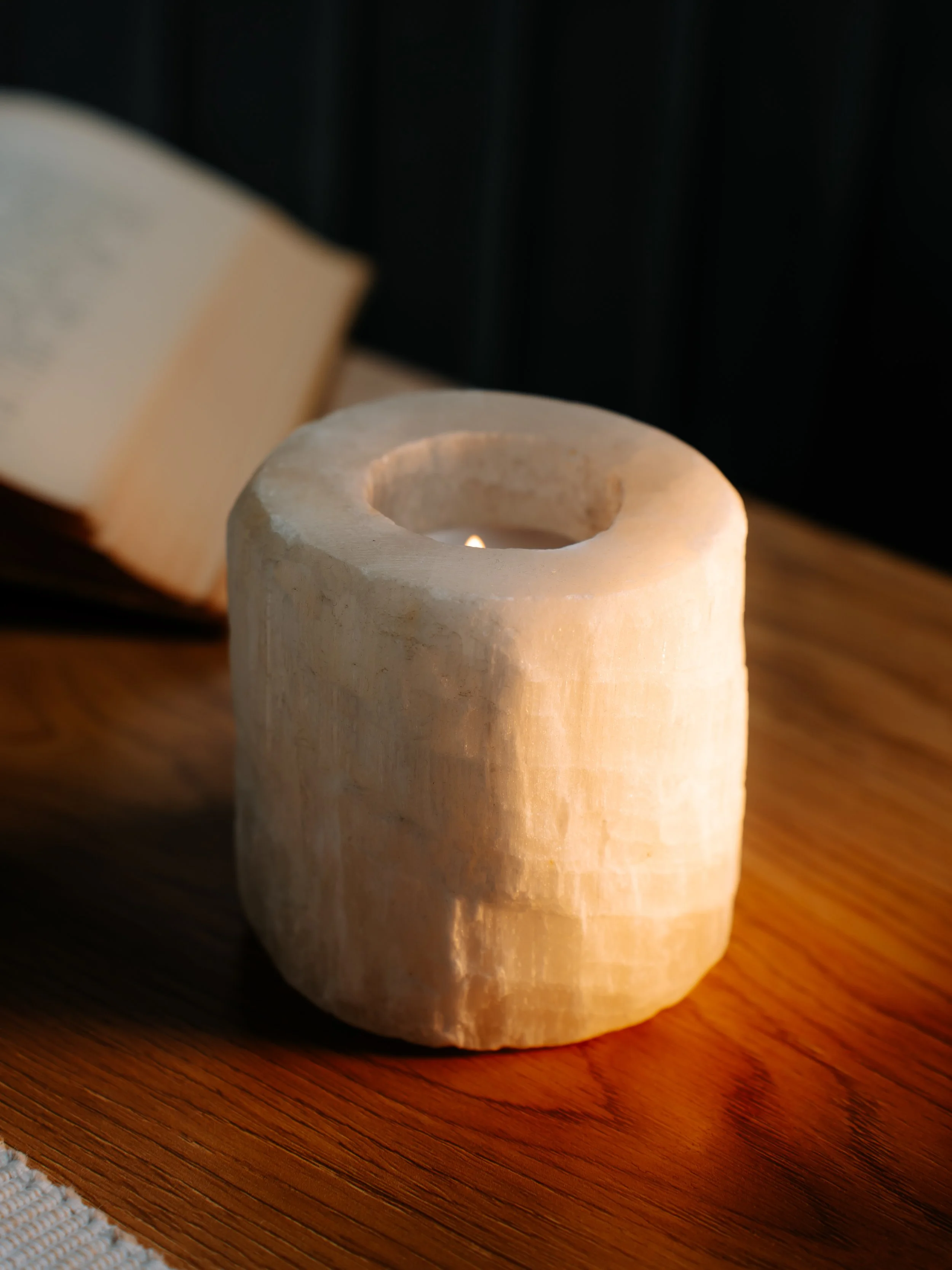 seleniittituikku tunnelmallisella taustalla