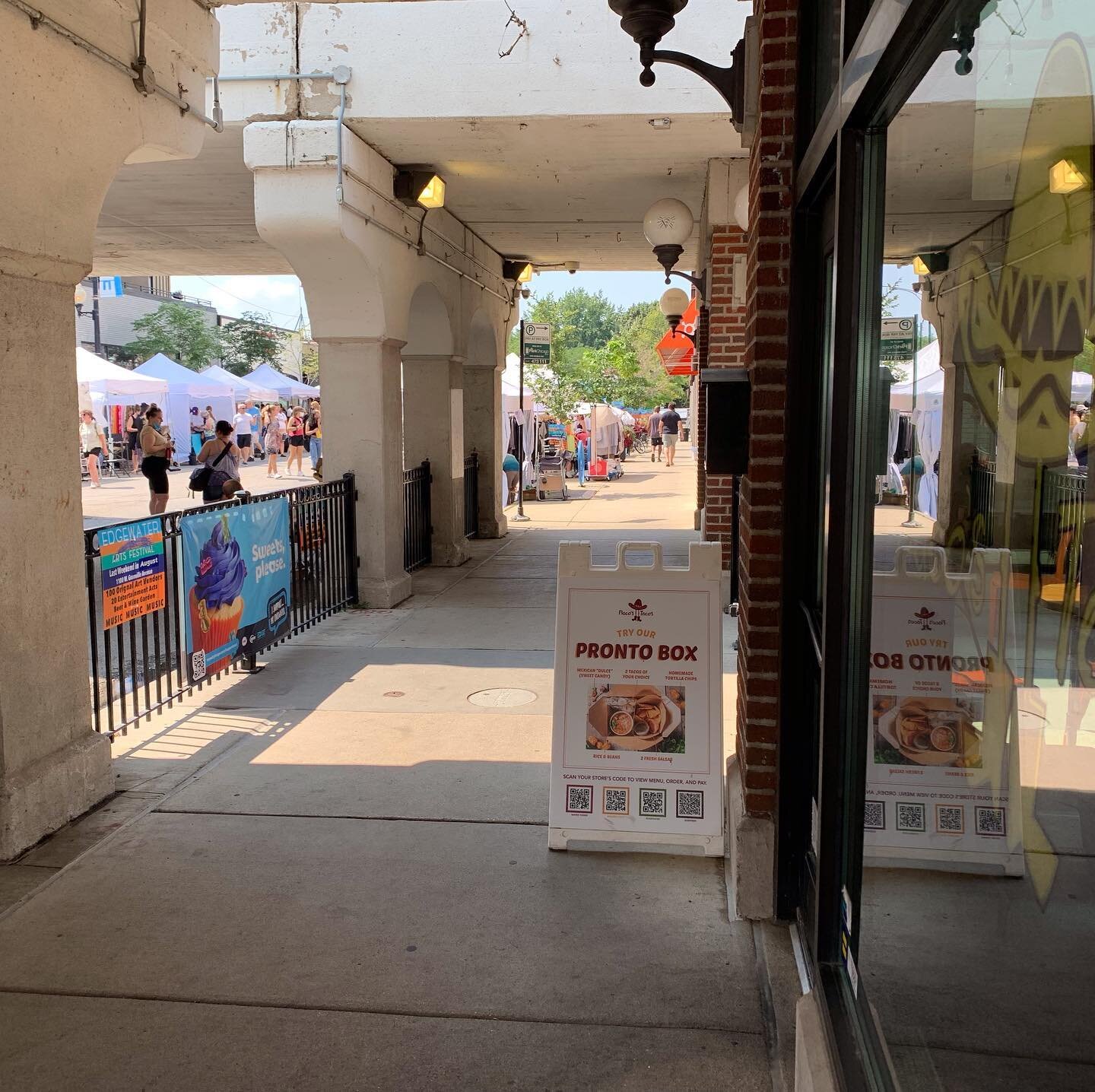 Edgewater Arts Fest today until 6pm!  Artists, makers, craftspeople, beer tents, live music, and Flaco&rsquo;s Tacos!
#edgewaterchicago