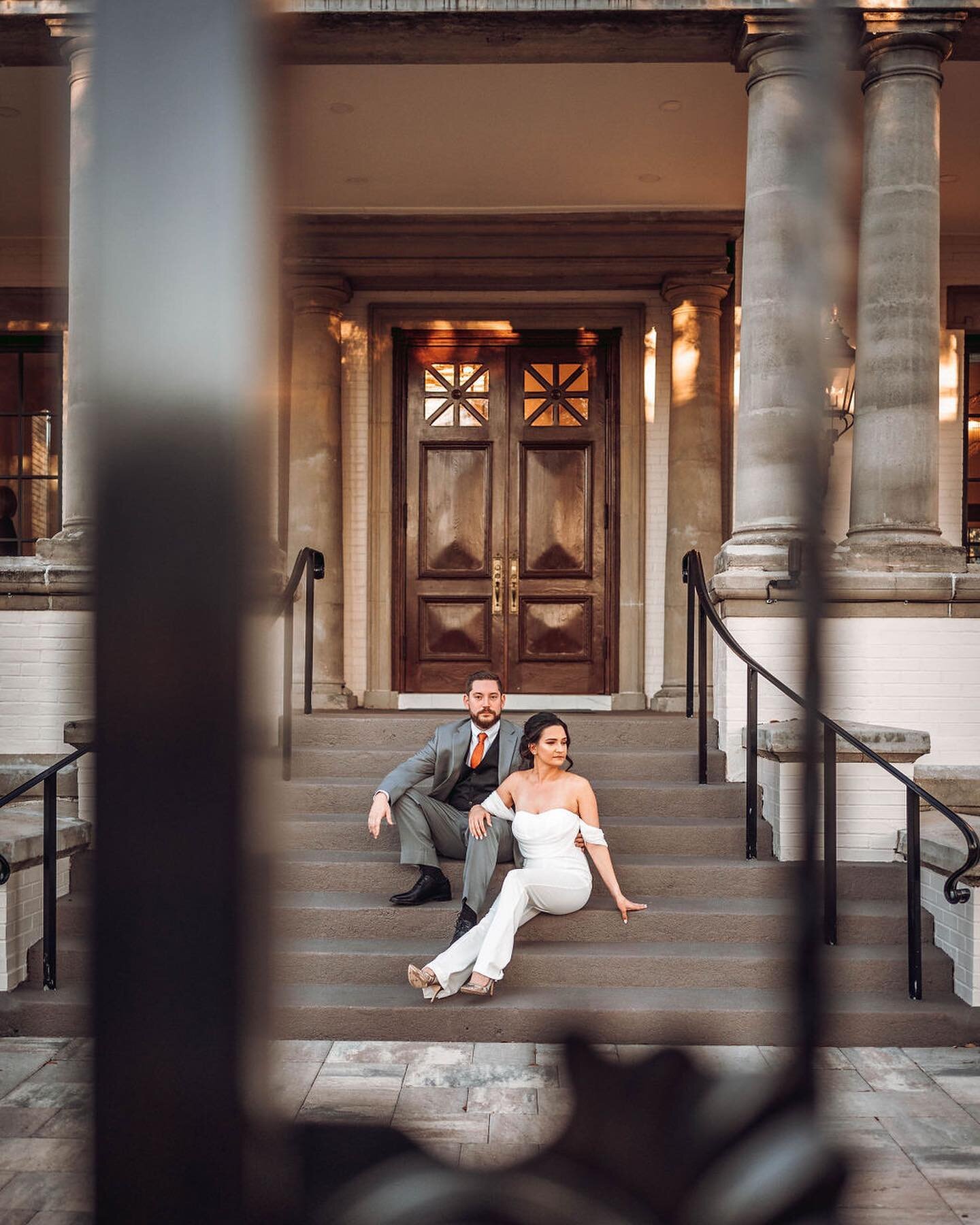 Who doesn&rsquo;t love a classy &amp; dramatic shot?🤩
____
Coordination: @alwayseventfulplanning
Catering: @swampreligionfoodtruck
Photography: @dtcbphotography
Staffing: @_beautifully_waiting
DJ: @djmellowblendz
Florals: @bloomcultureflowers
Rental