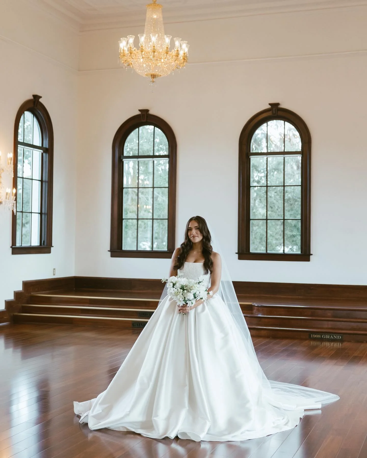 Pretty sure this gown was made for this ballroom๐
—————
Gown: @solutionsbridal 
Photography: @westhoodweddingco 
Bouquet: @gardenandgraceflorals 
Hair and makeup: @glambytaylorthomas 
Coordination: @garret_hause with