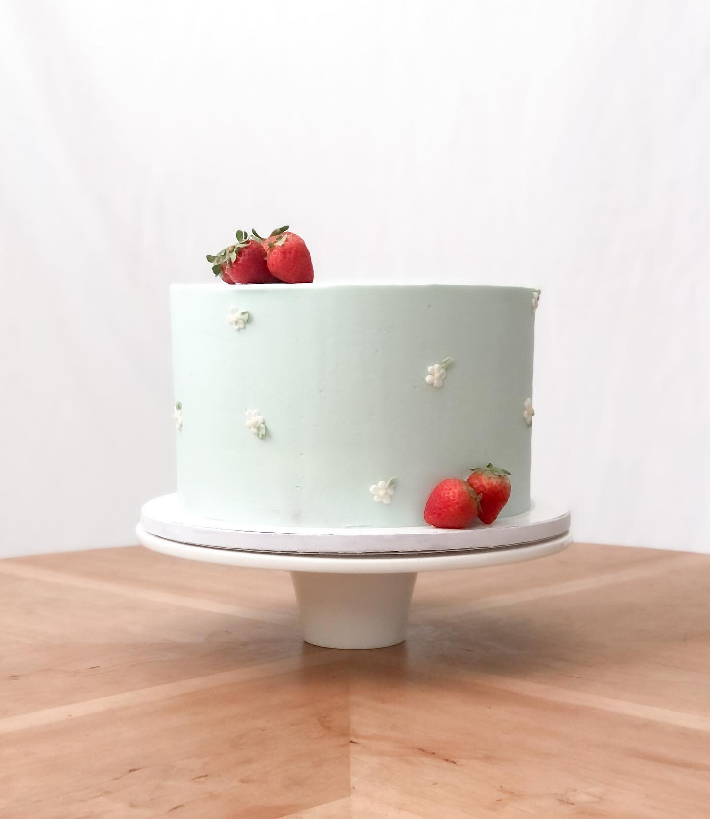 Strawberry Cutie 🍓 

10 &ldquo; Classic Cake &mdash; Strawberry Cake Flavor frosted in a vanilla buttercream. 

I love this one so &ldquo;berry&rdquo; much! I&rsquo;m so glad I can finally get it on our page officially! And a matching cake flavor in