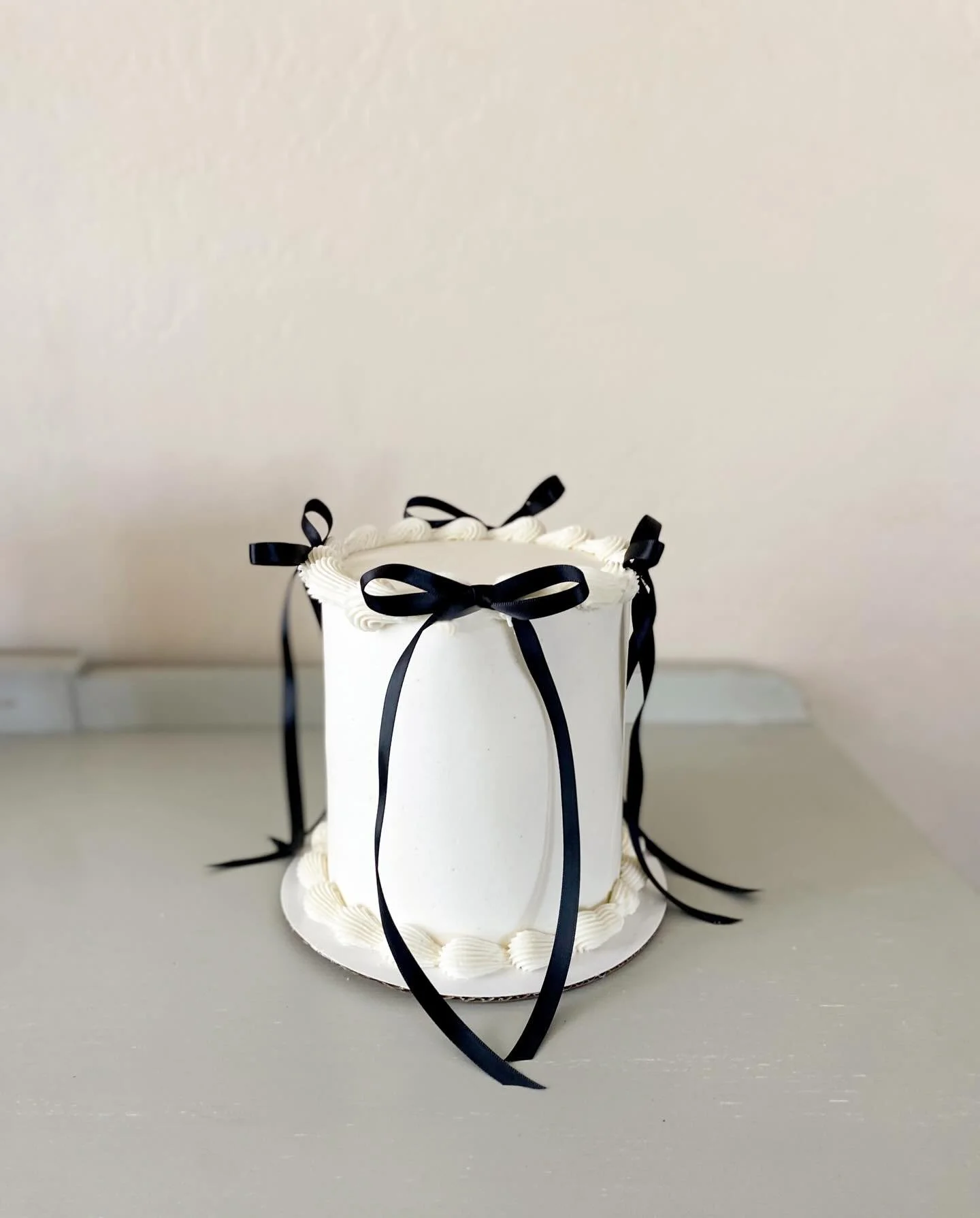 Minimal Piping &amp; Bows 🖤 
Cake No. 3/3 of the week! 

6&rdquo; Classic Cake | Strawberries &amp; Cream (Vanilla bean cake layers, vanilla buttercream, &amp; filled with fresh strawberries)