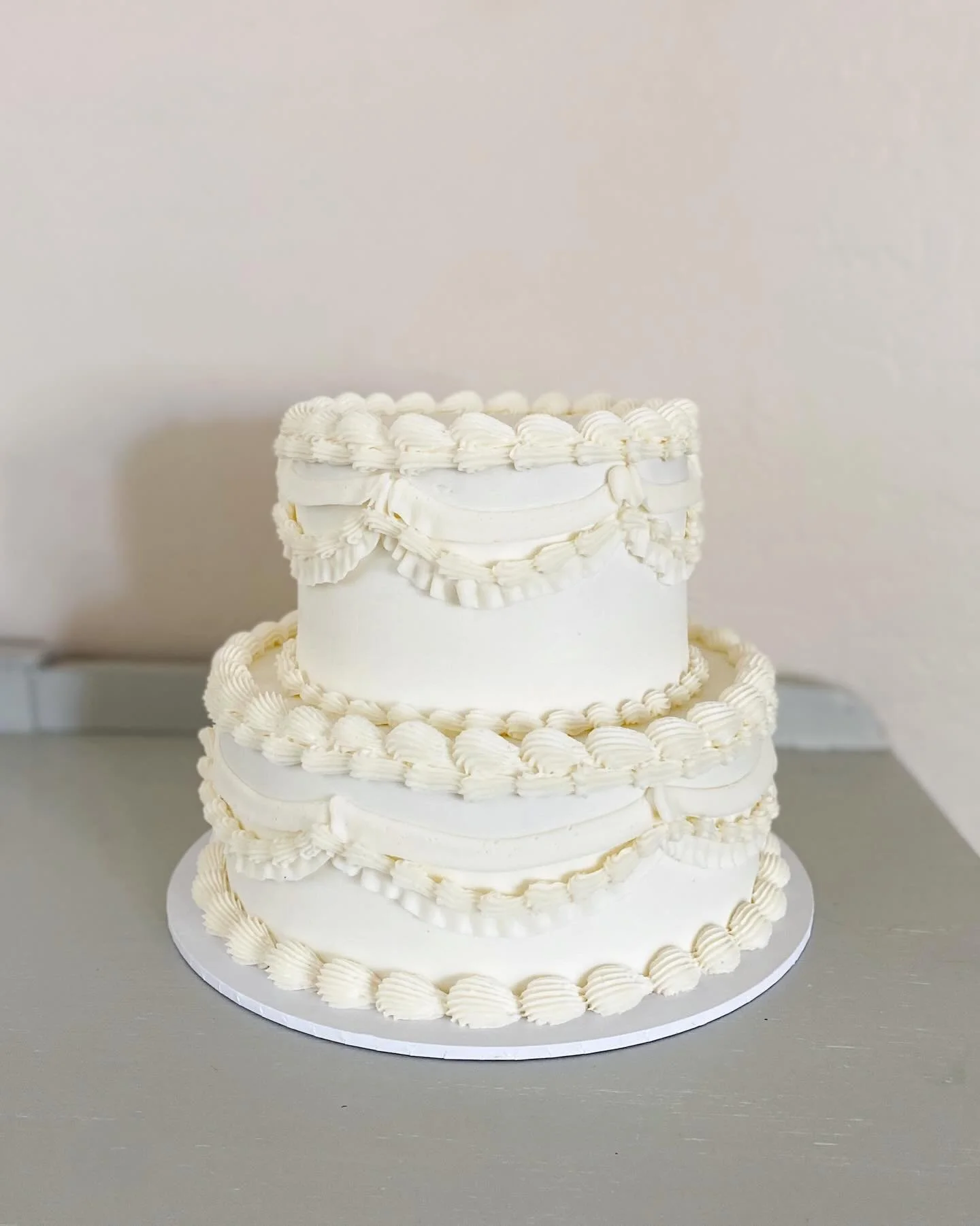 Vintage Piping on wedding cake 🤩🙌🏽 
Forever &amp; ever obsessed! 

7&rdquo;| 10&rdquo; Shorty Tiered Cake 
- Chocolate Fudge (Top tier)
- Peanut Butter Chocolate (Bottom tier)