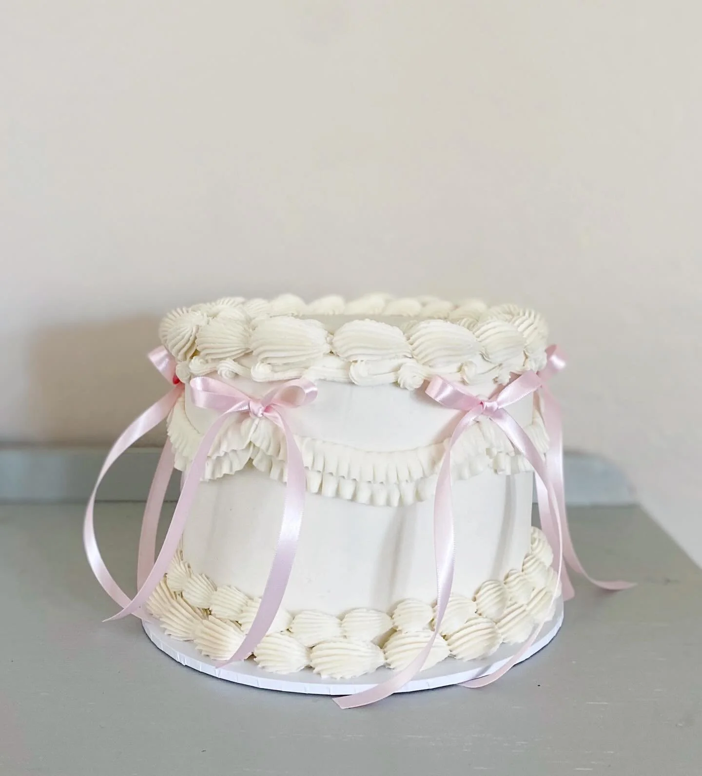 &ldquo;Something Tini is on the way!&rdquo; 🍸🎀

8&rdquo; Classic Cake | Cookies &amp; Cream
+ Sugar Cookies to match the theme