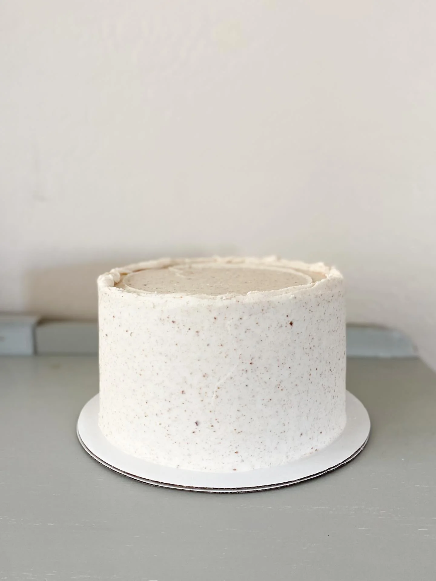 The browned butter flecks. 😍 This cake traveled to California for a baby shower! How fun is that?!

(Vanilla bean Cake layers, filled with Strawberry compote, &amp; frosted in a Brown butter Buttercream)