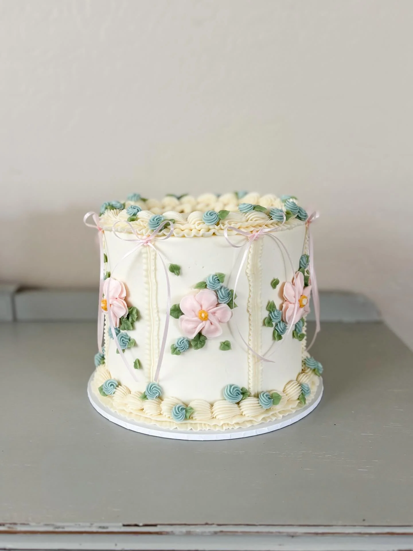 Lovely floral &amp; delicate bow cake 🌸

8&rdquo; Classic | Vanilla Raspberry