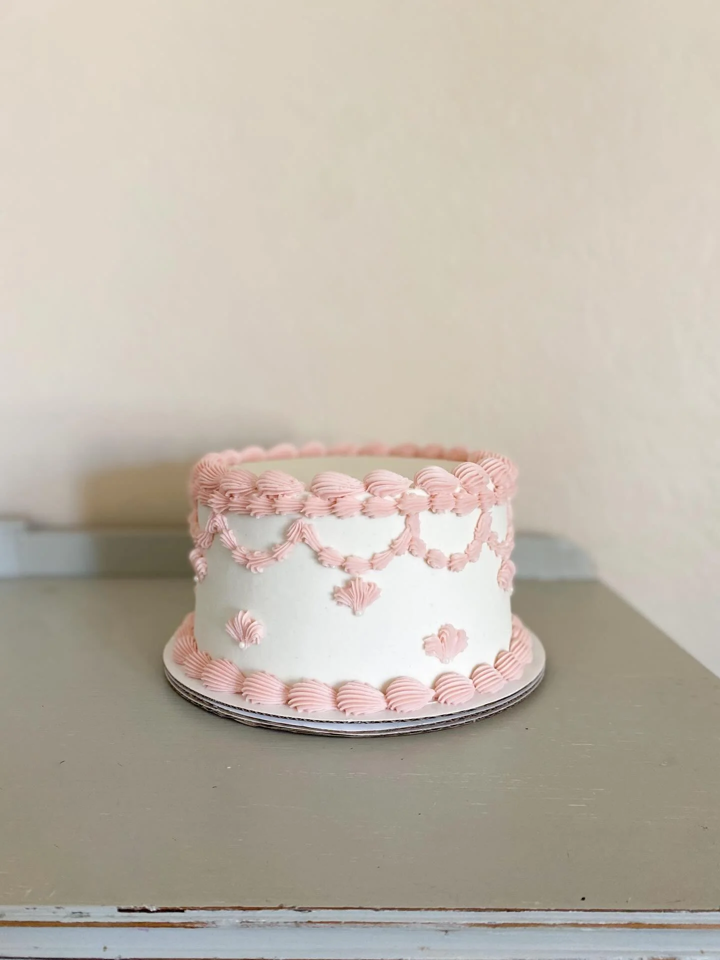 Pink &amp; Simple Contrast Piping cutie 🩷 8&rdquo; Shorty Cake