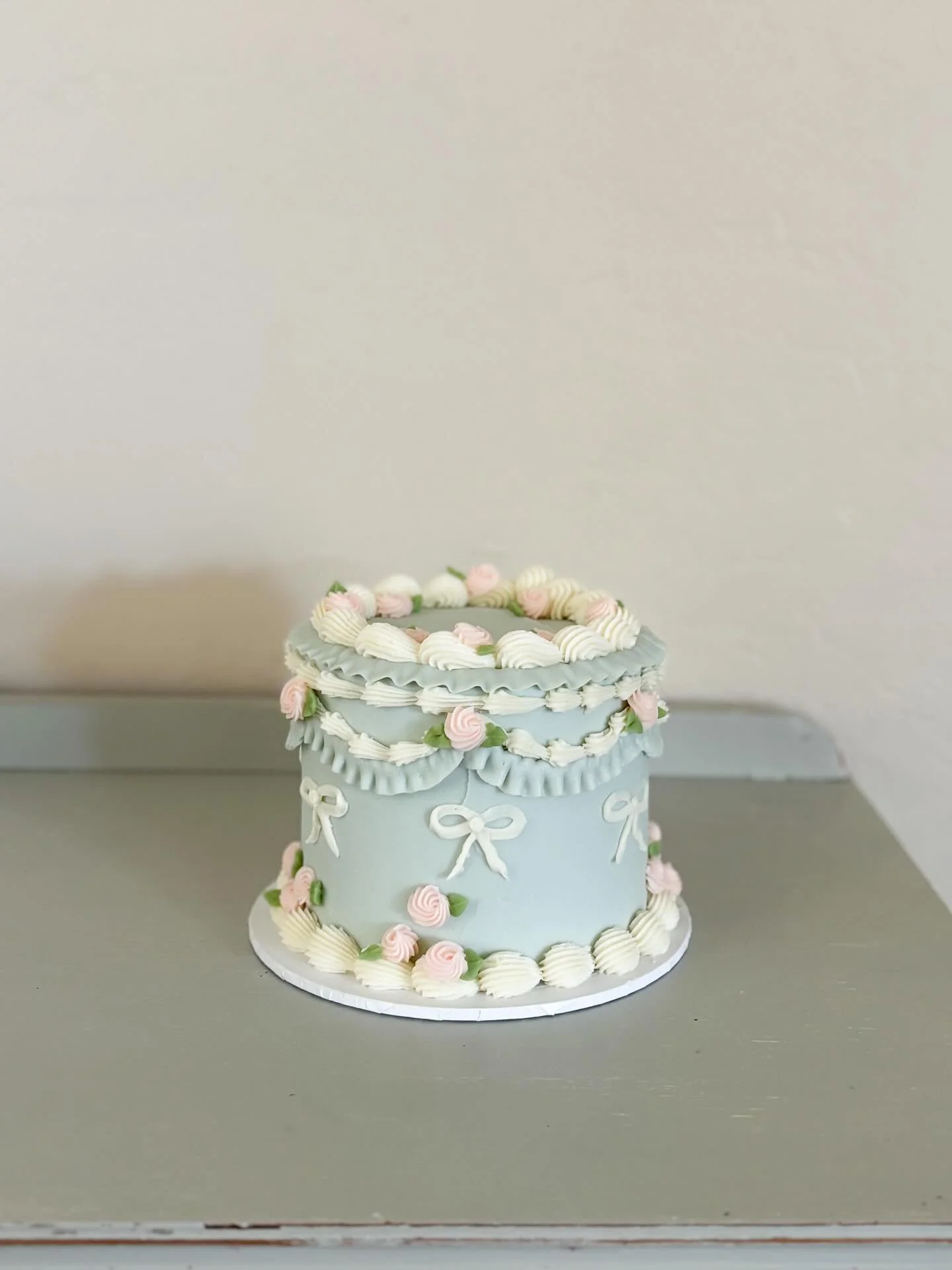 Blue Vintage Rosette Cake 🩵 

6&rdquo; Shorty | Chocolate Fudge 

I love this sweet design!! 
I&rsquo;d love to do this design it in every color! 🤩
