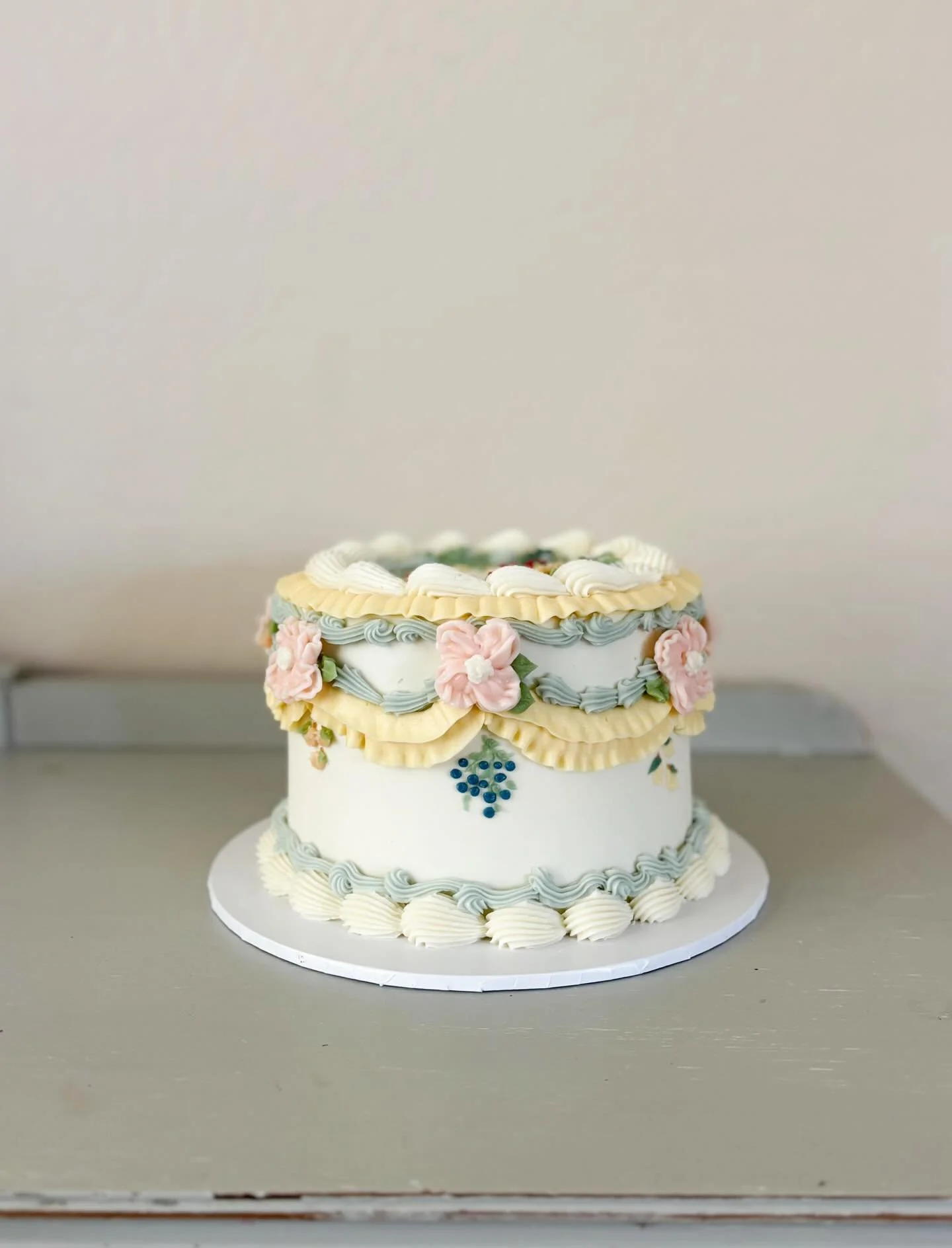 In Bloom 🫐🍒🍋🍊 

7&rdquo; Shorty Cake | Vanilla Raspberry 
+ Matching Sugar Cookies

A girly colorful garden theme cake for my cutie friend! 
How fun!?
