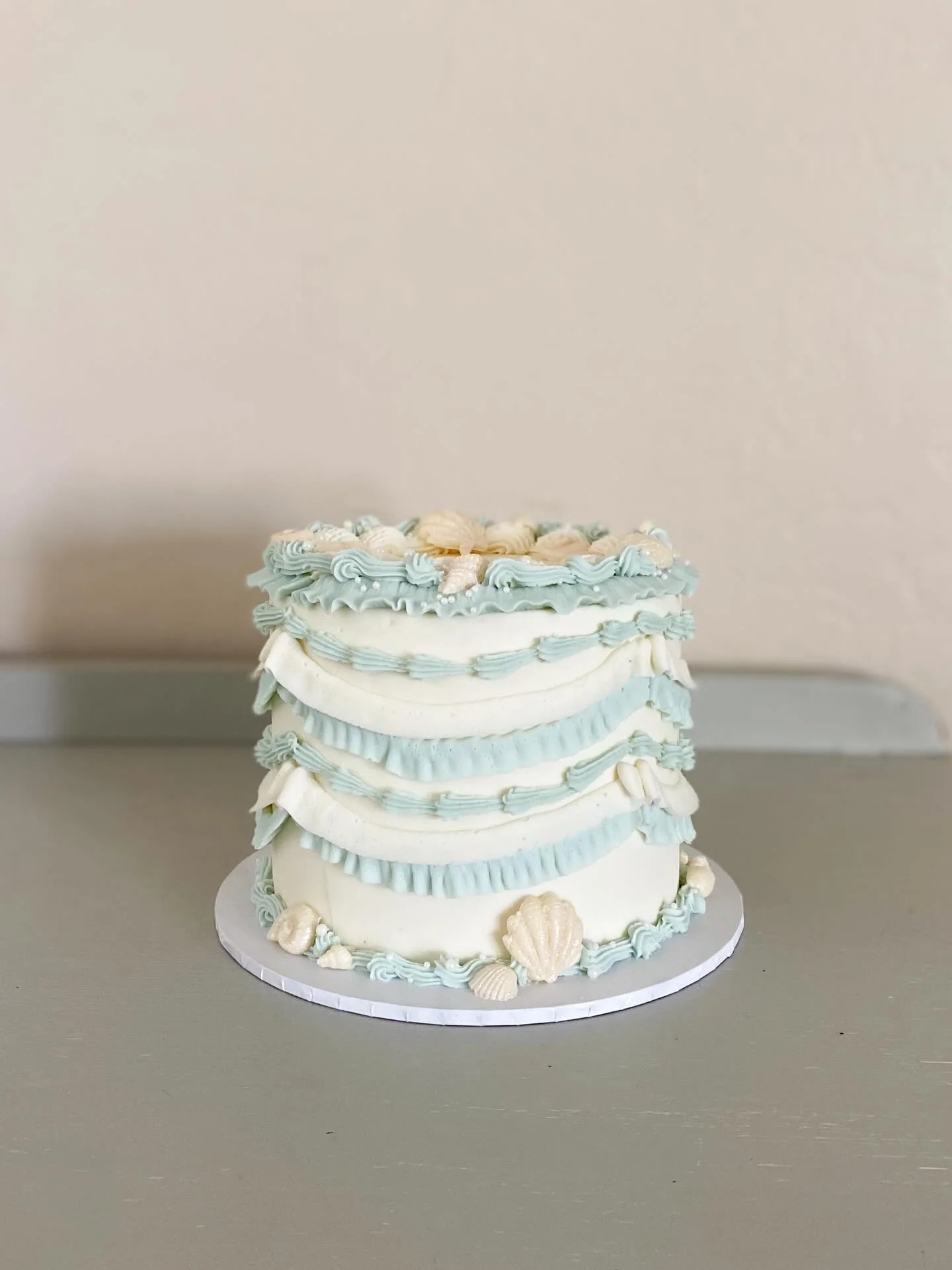 Coastal Cutie 🐚⚓️🌊

6&rdquo; Shorty Cake | Strawberries &amp; Cream 

Loved doing this sweet design!!!!