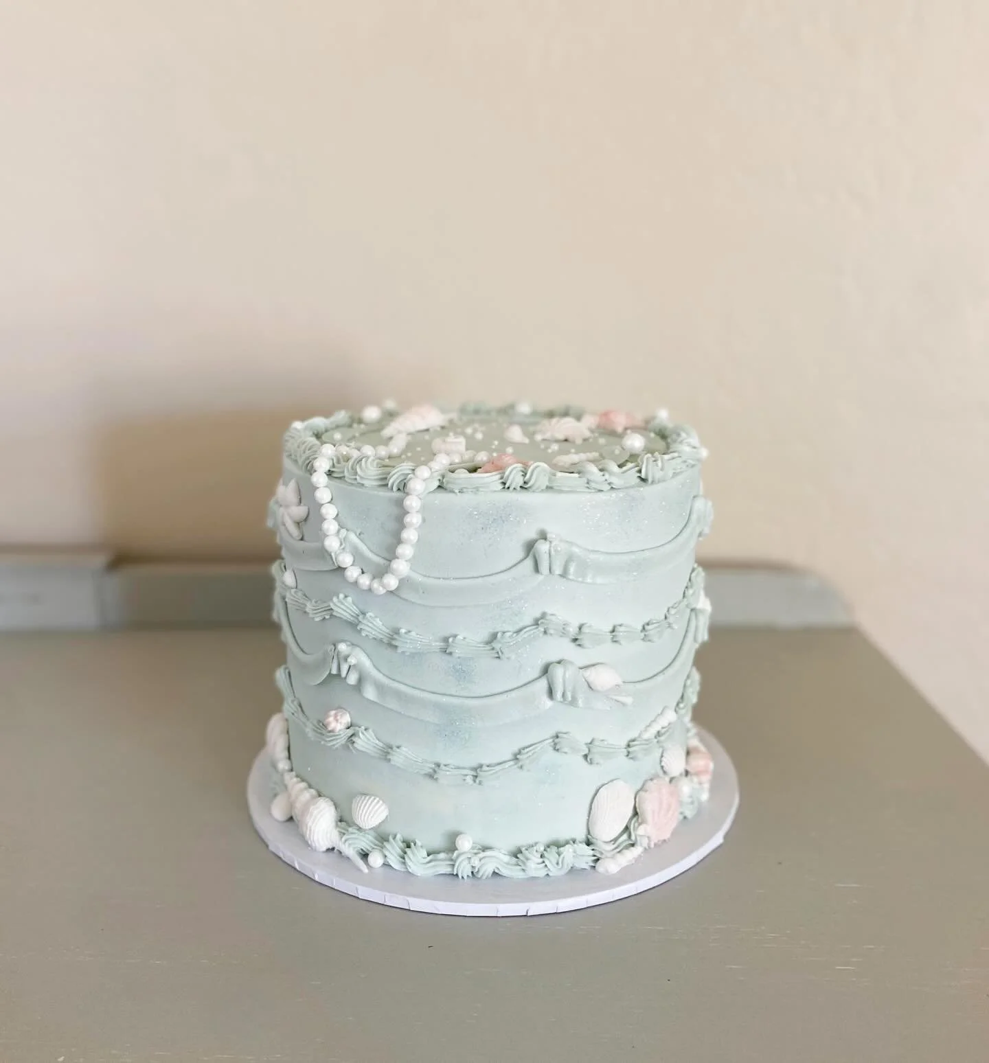 Ocean Treasures 🐚🤍✨

8&rdquo; Classic Cake | Cookies &amp; Cream