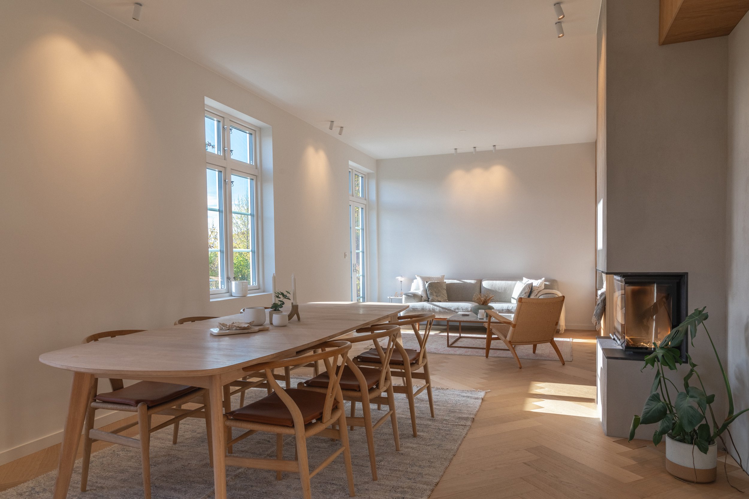 Kjøkken, spisestue og stuekrok ligger på rekke og rad i det lyse og luftige oppholdsrommet.