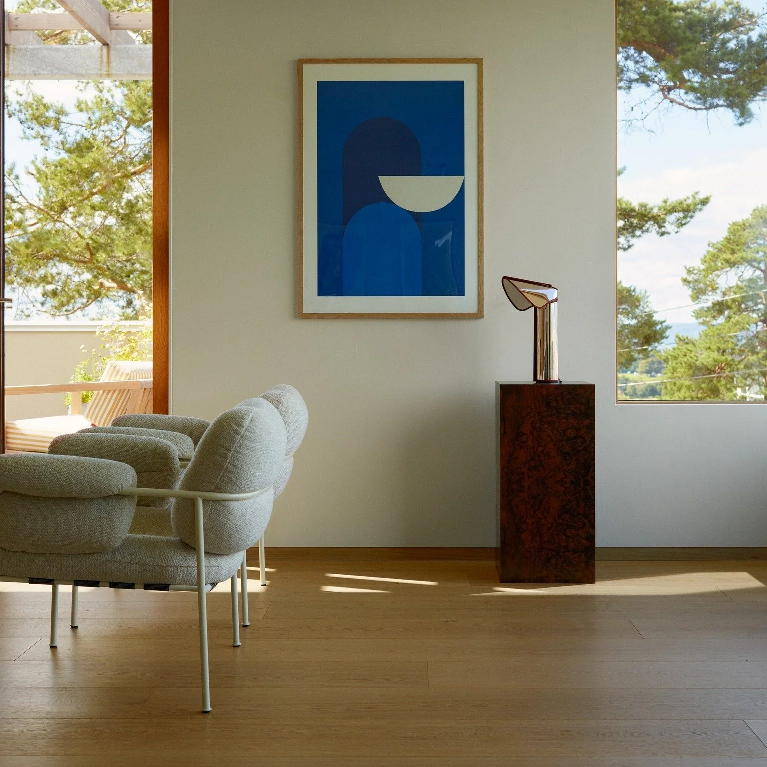 Enebolig med utsikt, struktur og materialitet

Vardeveien 11 er tilpasset tomten, der de store panoramavinduene i andre etasje tar innover seg den vidstrakte utsikten mot byen og Nordmarka i nord. I s&oslash;r danner hagens skogkledde knaus et frodig