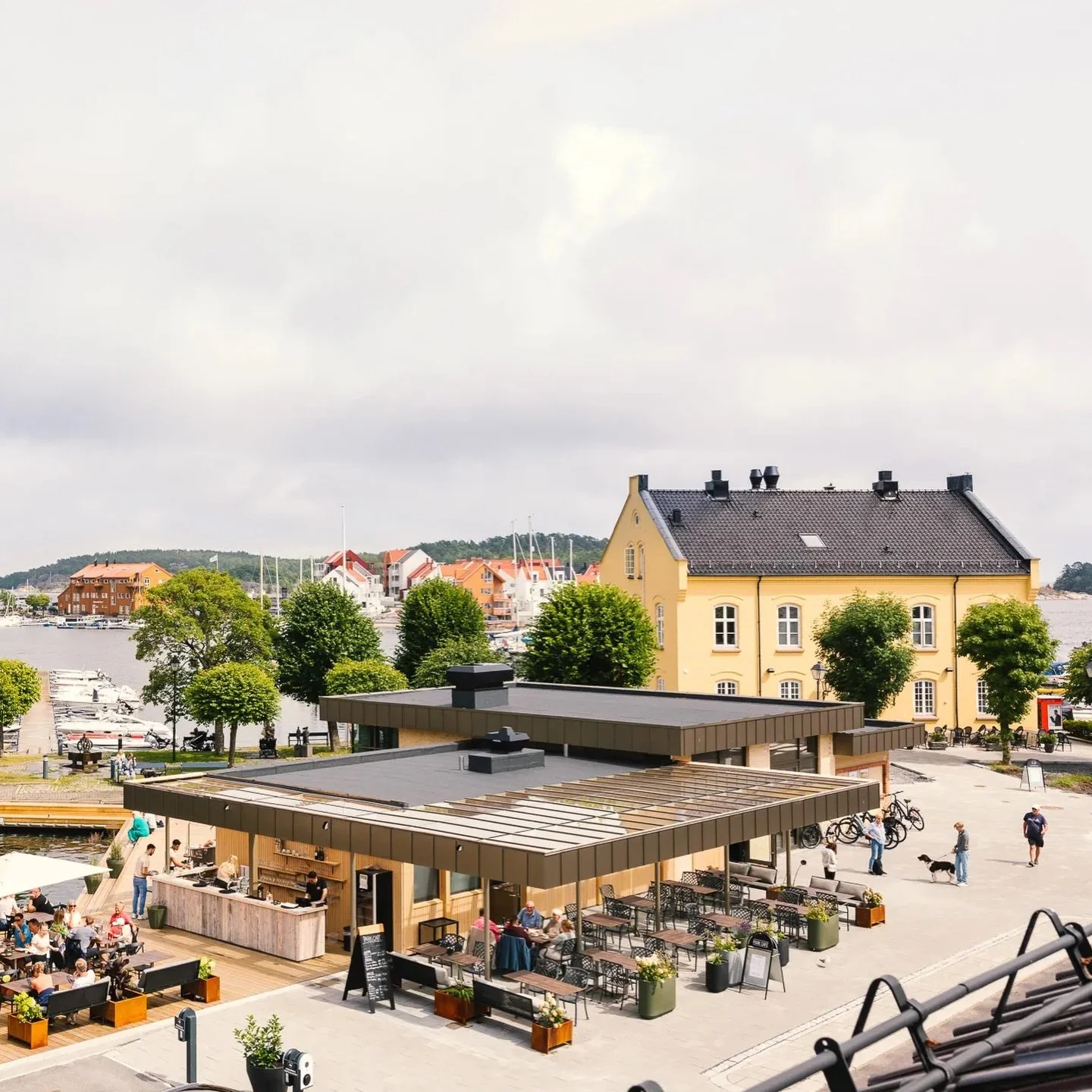 Fra tollstasjon til hotellidyll ved vannkanten

Den historiske Tollboden, som har g&aring;tt fra &aring; v&aelig;re tollstasjon i seilskutetiden, til byens politistasjon og siden kontorbygg, utgj&oslash;r hjertet i transformasjonen av Ris&oslash;rs h