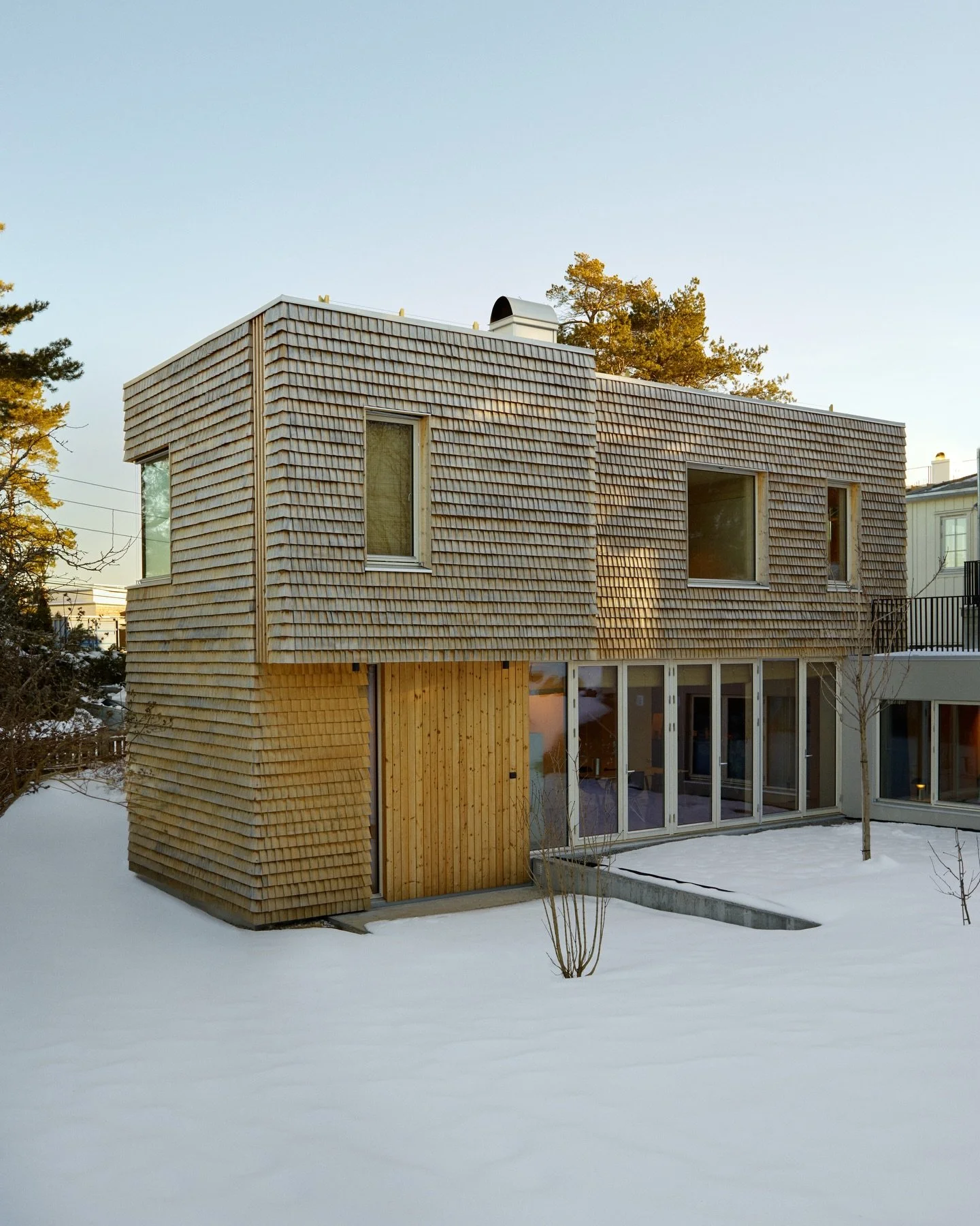 Et hjem skreddersydd for ro og varige naturmaterialer.

&ldquo;Konglehuset&rdquo; ligger med ryggen vendt mot veien i nord, og ansiktet mot sola i s&oslash;r. Fasaden mot nord er forholdsvis stram og lukket, mens den mot uterommet i s&oslash;r, er &a