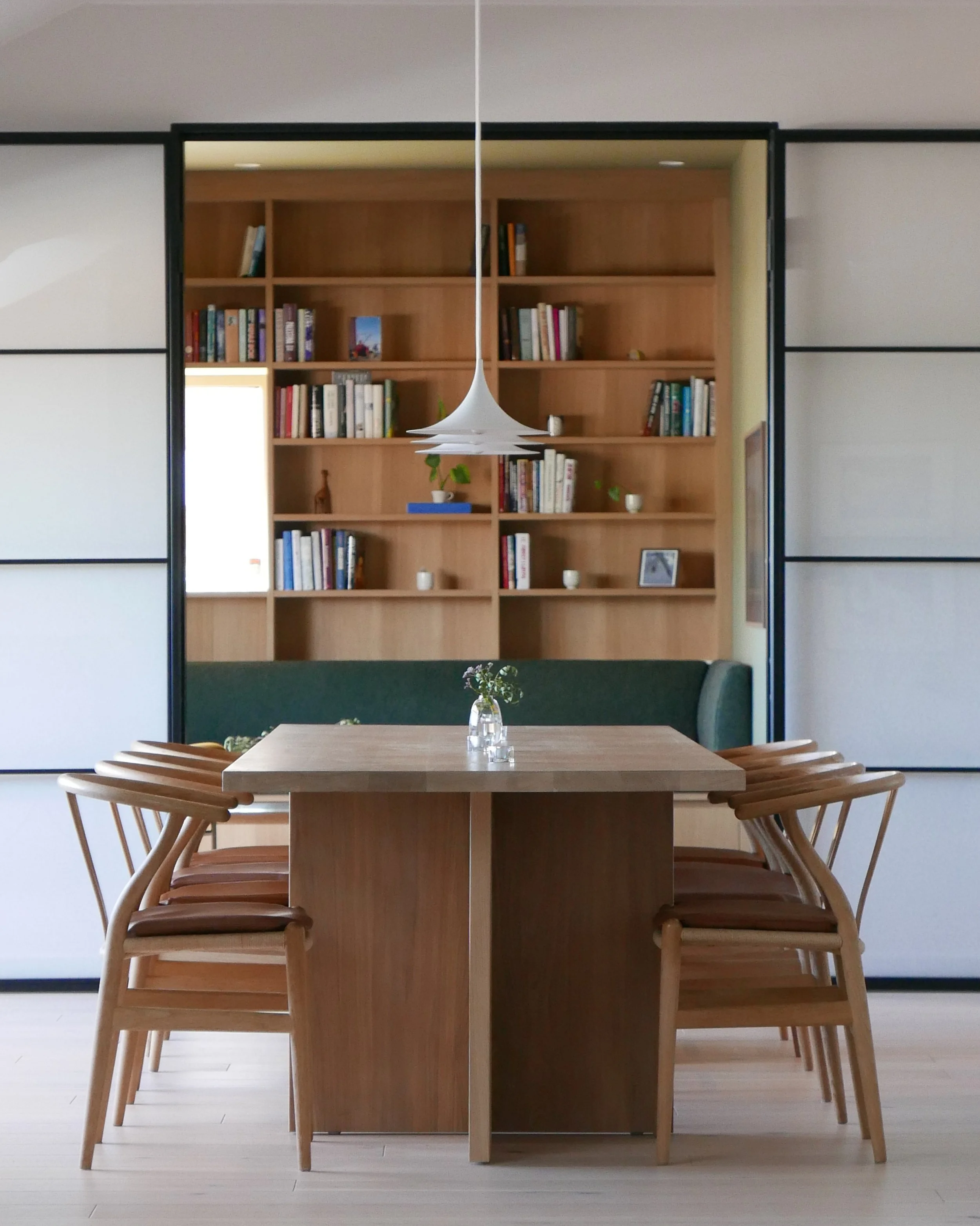Niels Juels gate, Oslo.

Et spisebord tegnet for leiligheten, og et bibliotek med plassbygget sofa. Her har spiseplassen og TV-stuen f&aring;tt hver sin karakter, samtidig som materialer og innredning binder dem sammen.

Med noen f&aring;, presise gr
