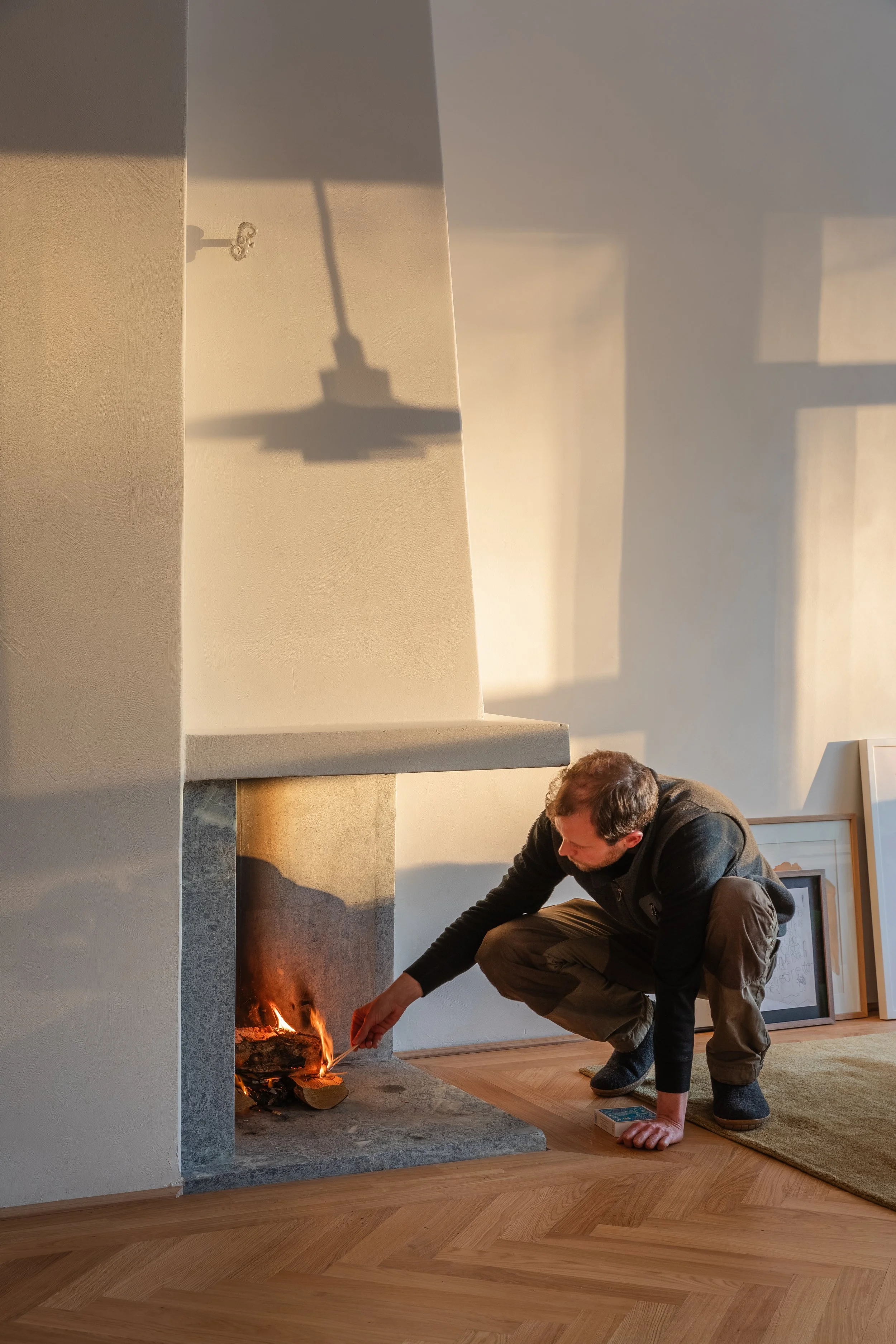 Dagslyset spiller på de hvitkalkede veggene og skaper stemning i stuesonen.