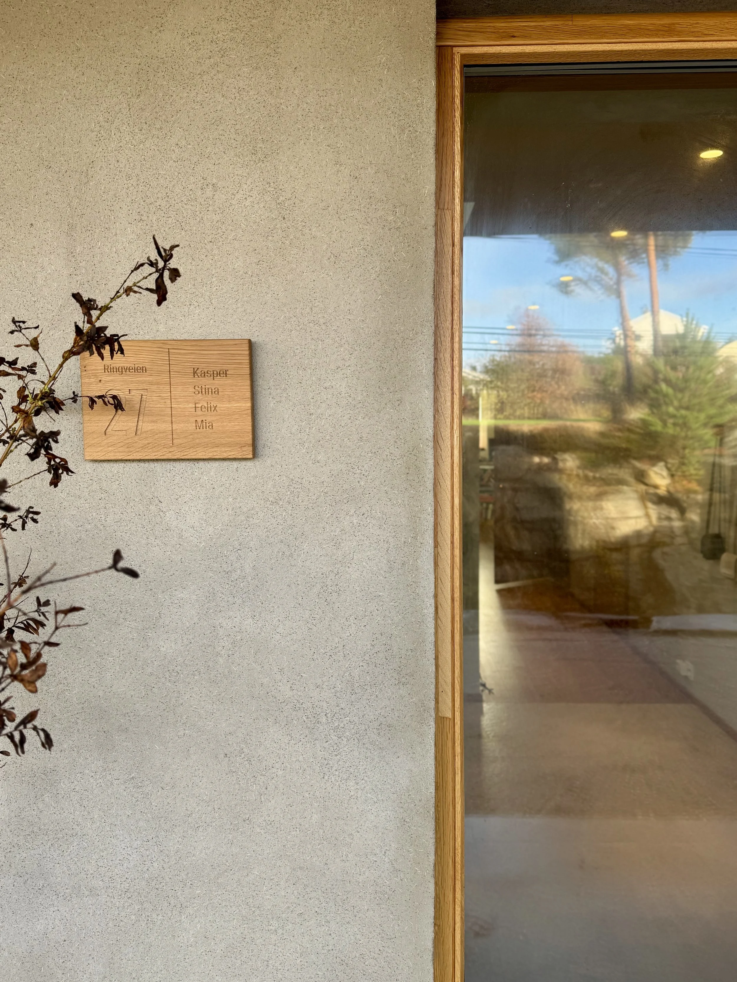 For å spare kostnader, kom det frem at eksisterende bygg kunne bli en del av brannvesenets beredskapstrening. Brannetaten påtok seg ansvaret med å tenne på huset, en løsning som viste seg å være langt rimeligere enn å rive. 