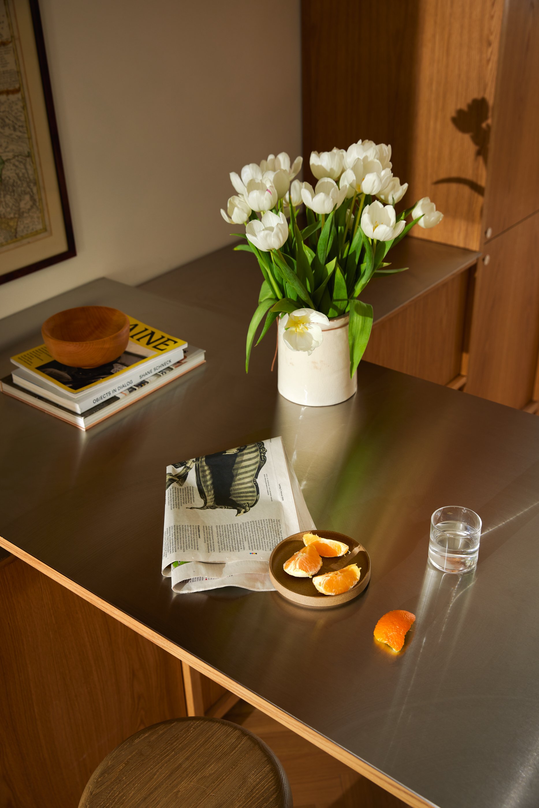 Den spesialdesignede barløsningen er konstruert med en egenutviklet stålramme, smidd hos Smed Tjelle på Carl Berner, som er montert ovenfra og ned over et massivt trebein. Hele barmodulen kan demonteres ved behov.