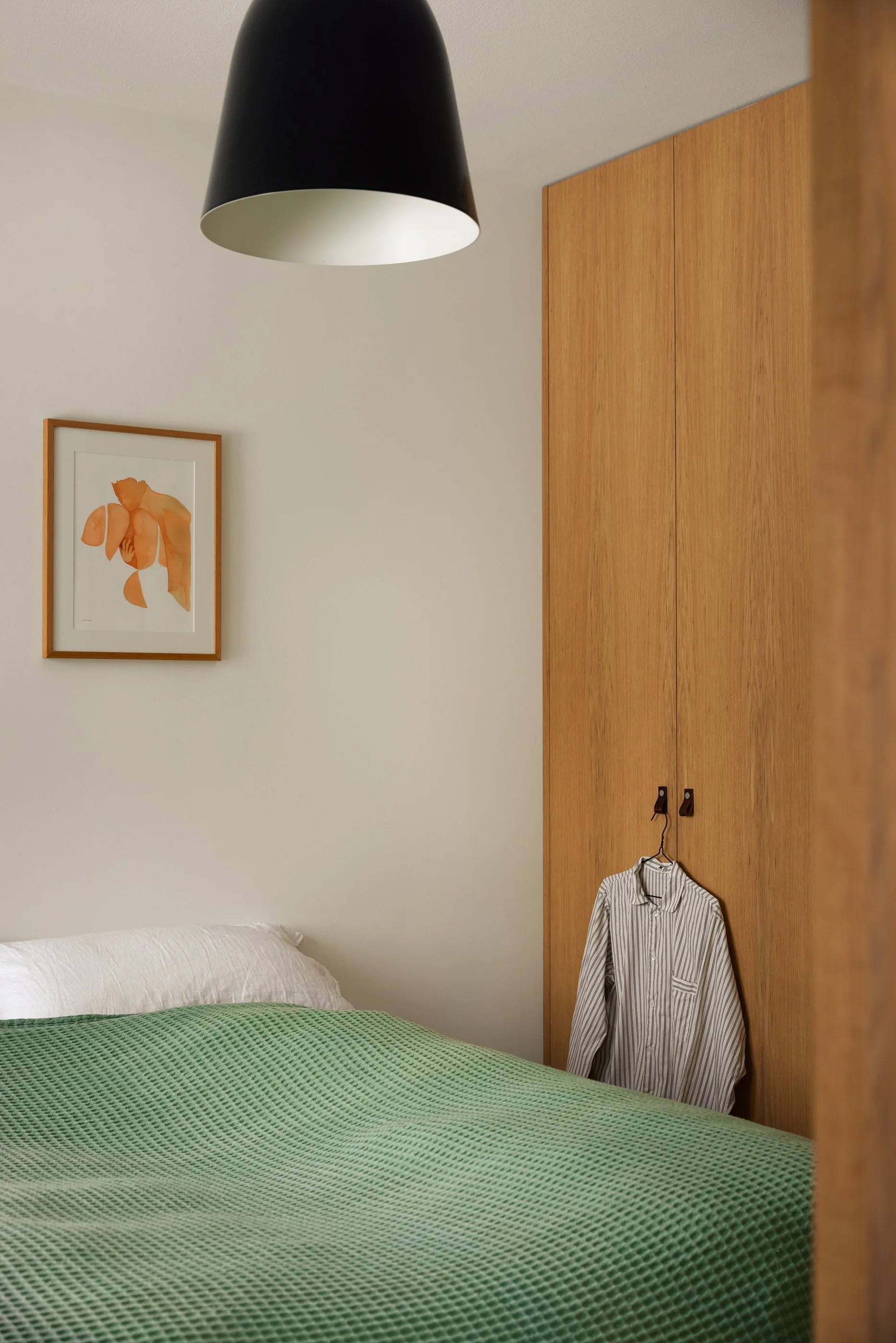 Samme snekker som laget de spesialtegnede soveromsskapene, tok også bestilling på dobbeltseng som ble hentet ubehandlet i deler på verkstedet. Ved å sette den sammen og olje den i leiligheten, ble prisen redusert. 