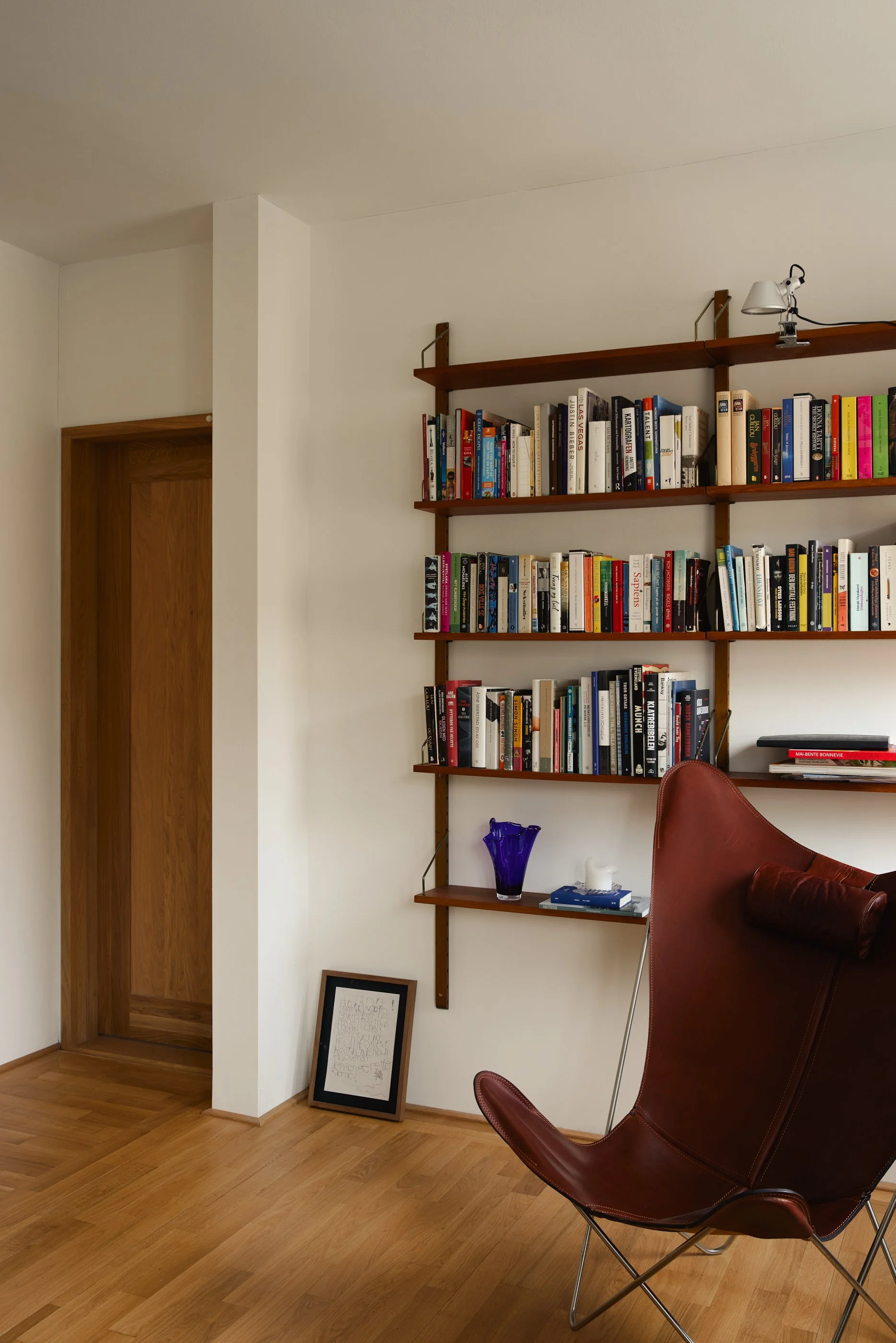 Biblioteket ligger mellom gjesterommet og spisestuen. Her kan man sette opp en lettvegg for å få et ekstra rom ved behov.