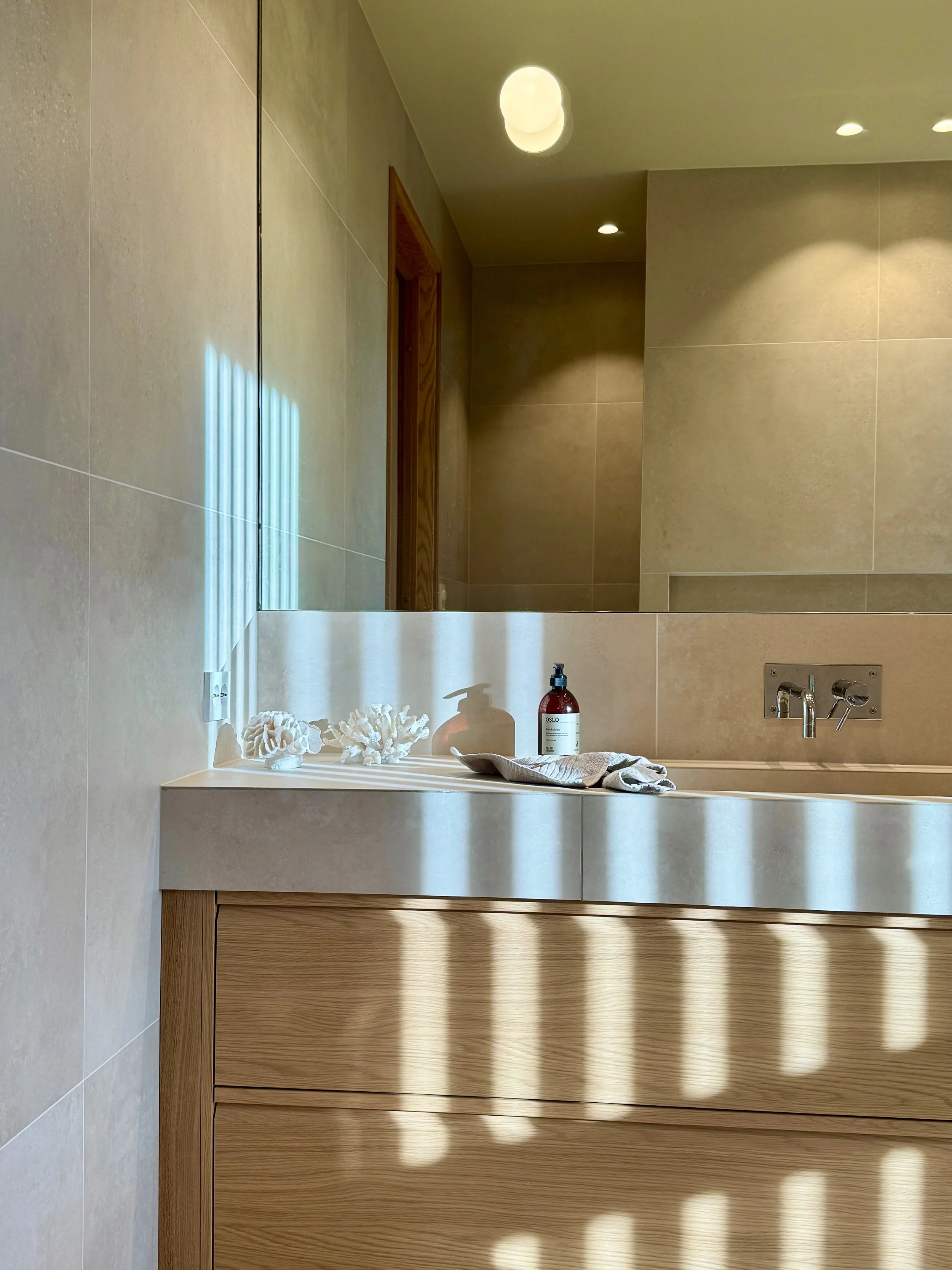 Hovedsoverommet og hovedbadet ble lagt til den bakre delen av andre etasje, der slanke  vindusnisjer i hvert av rommene sender dagslyset gjennom etasjen. 