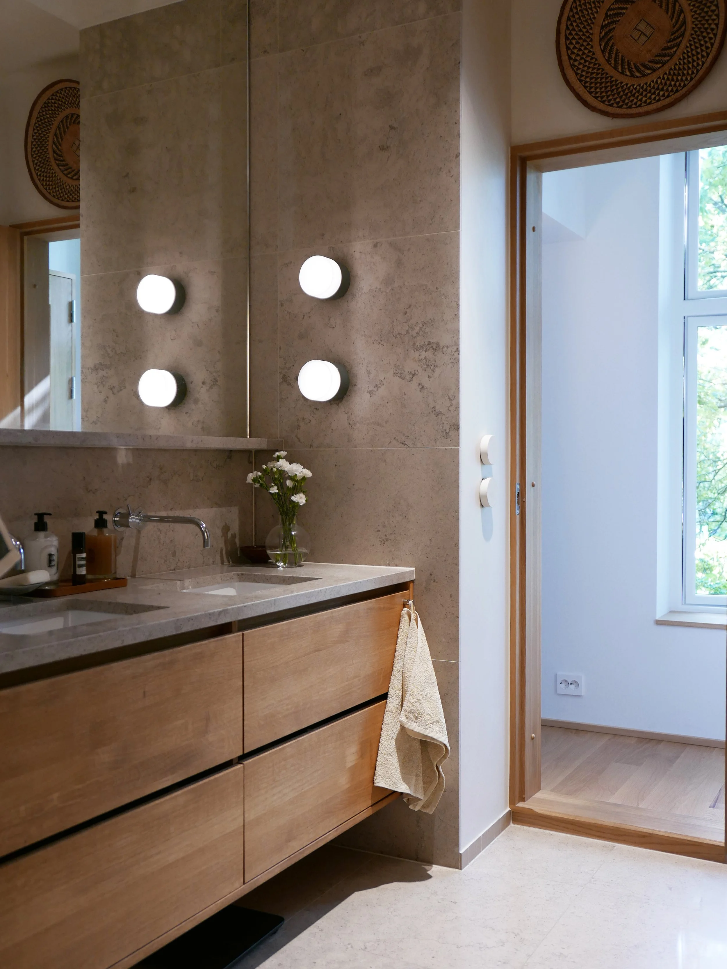 Badet er gjennomført med bl.a. plassbygget innventar og lysbrytere i hvit betong. 