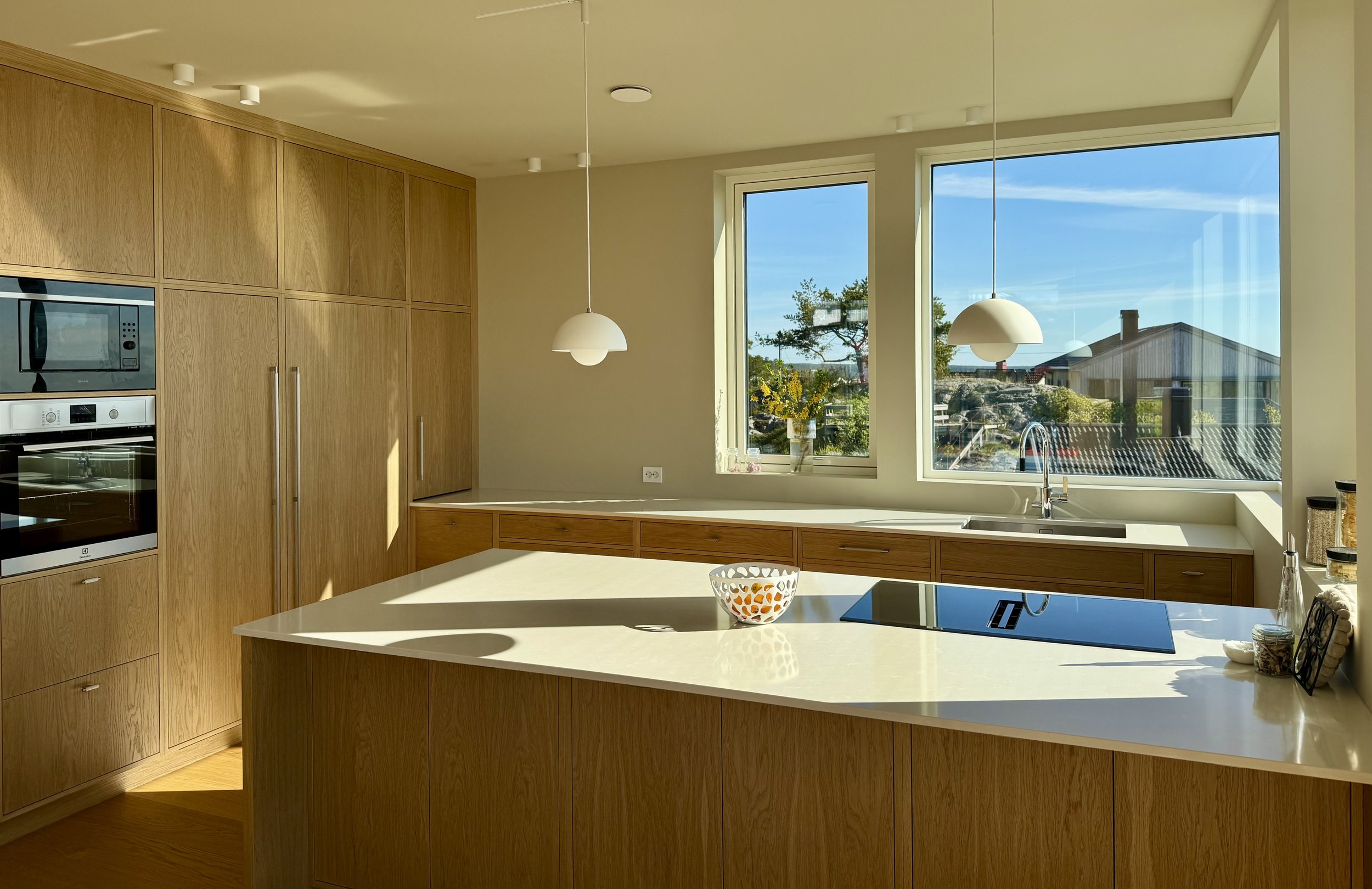 I økonomiske stramme prosjekter som dette, må man ofte gå for standardiserte løsninger for å holde prisen nede. Takket være byggherres egne kostnadsbesparende tiltak, ble det mulig å skreddersy mye av inventaret, fra kjøkken, til platting og bokhylle