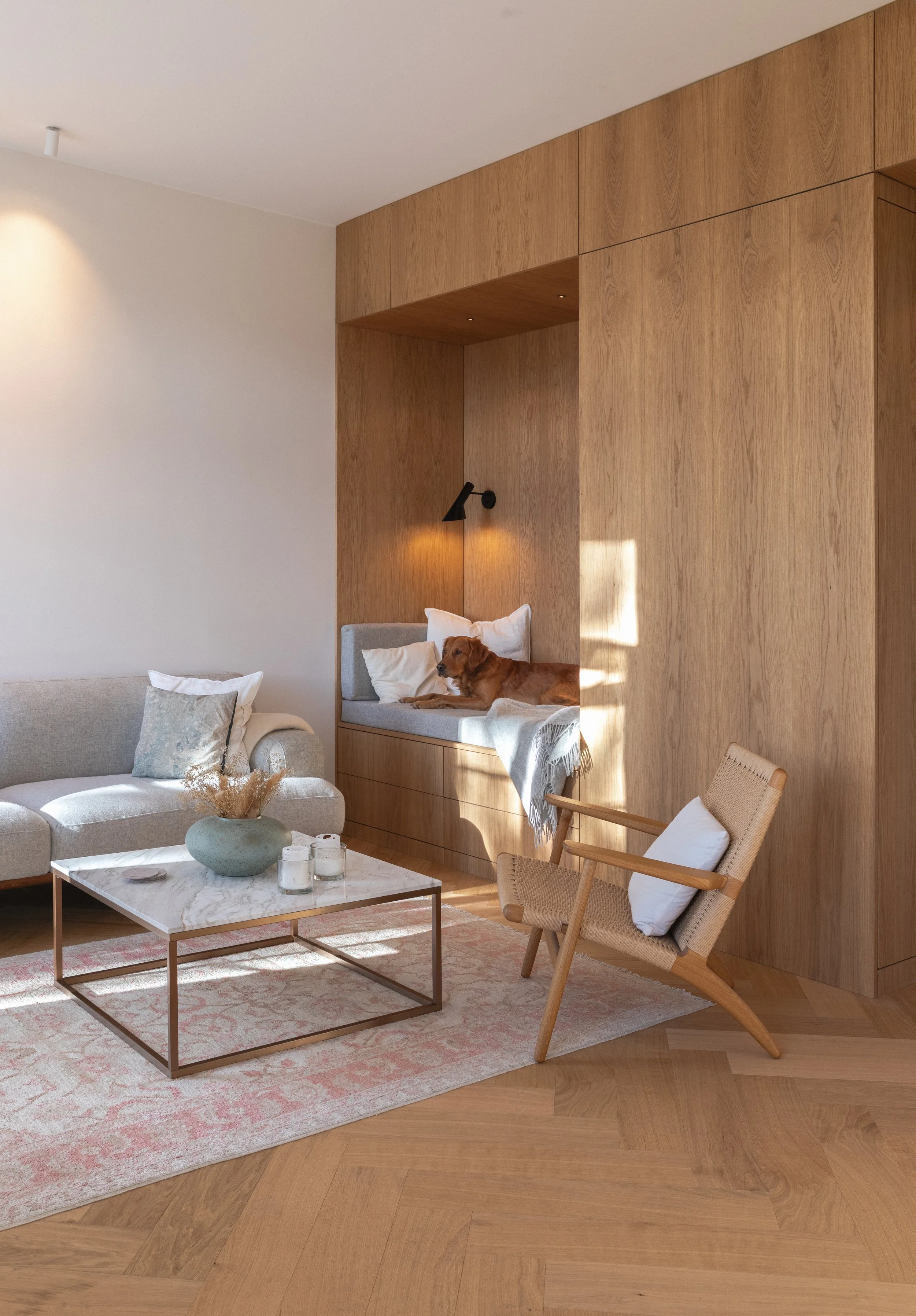 Det lagt inn en sittenisje i den delen av funksjonsveggen som vender ut mot stuedelen.